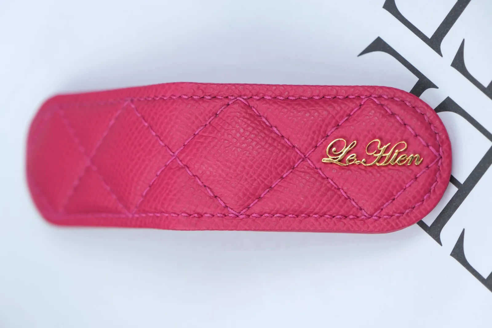 Ảnh Studio Kẹp tiền nam châm da Epsom chần trám màu hồng - Koi Leather