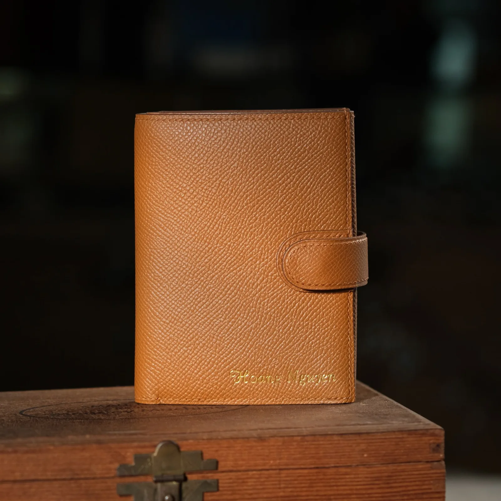 Ảnh Studio Ví đứng da Epsom màu Gold quai bấm - Koi Leather