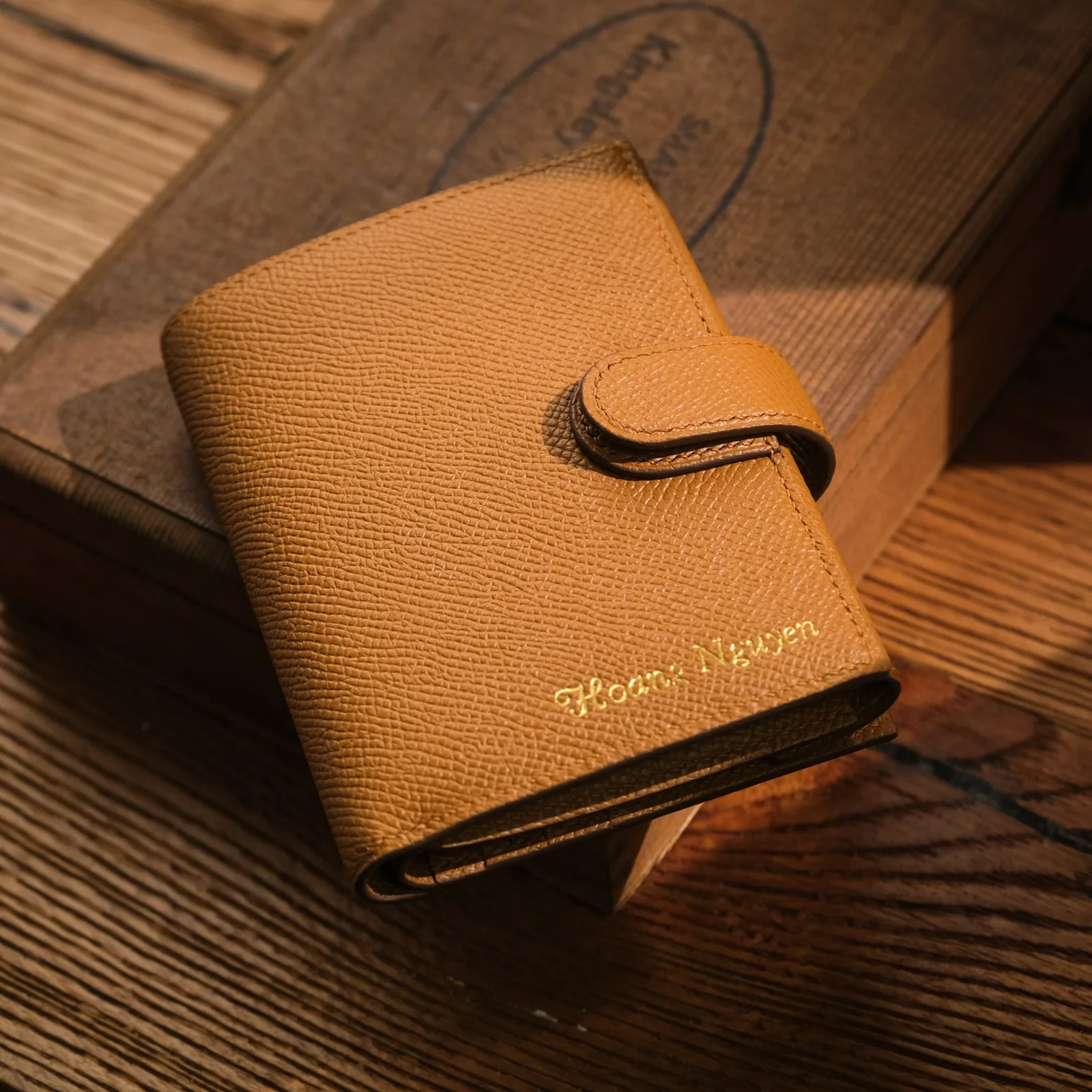 Ảnh Studio Ví đứng da Epsom màu Gold quai bấm - Koi Leather