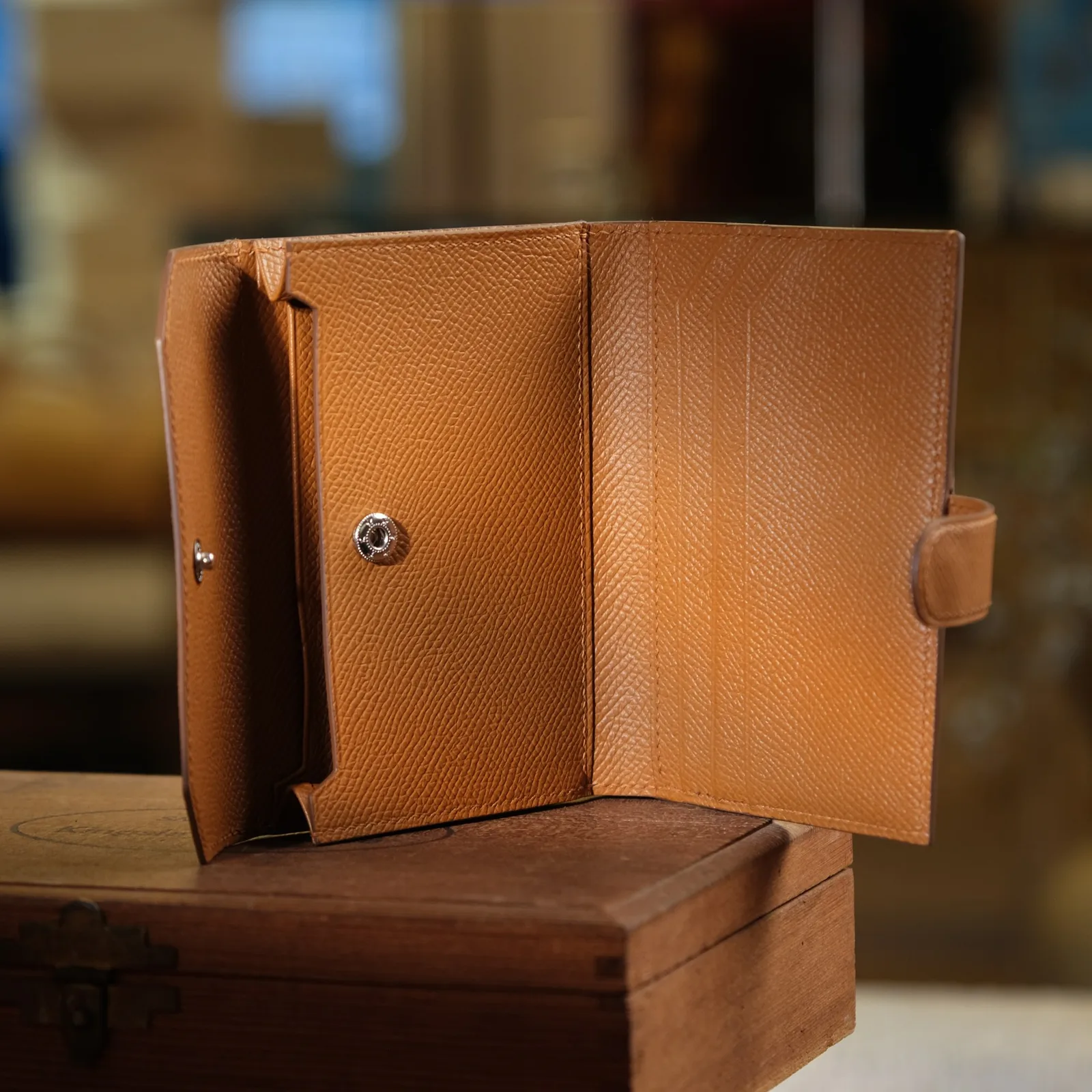 Ảnh Studio Ví đứng da Epsom màu Gold quai bấm - Koi Leather