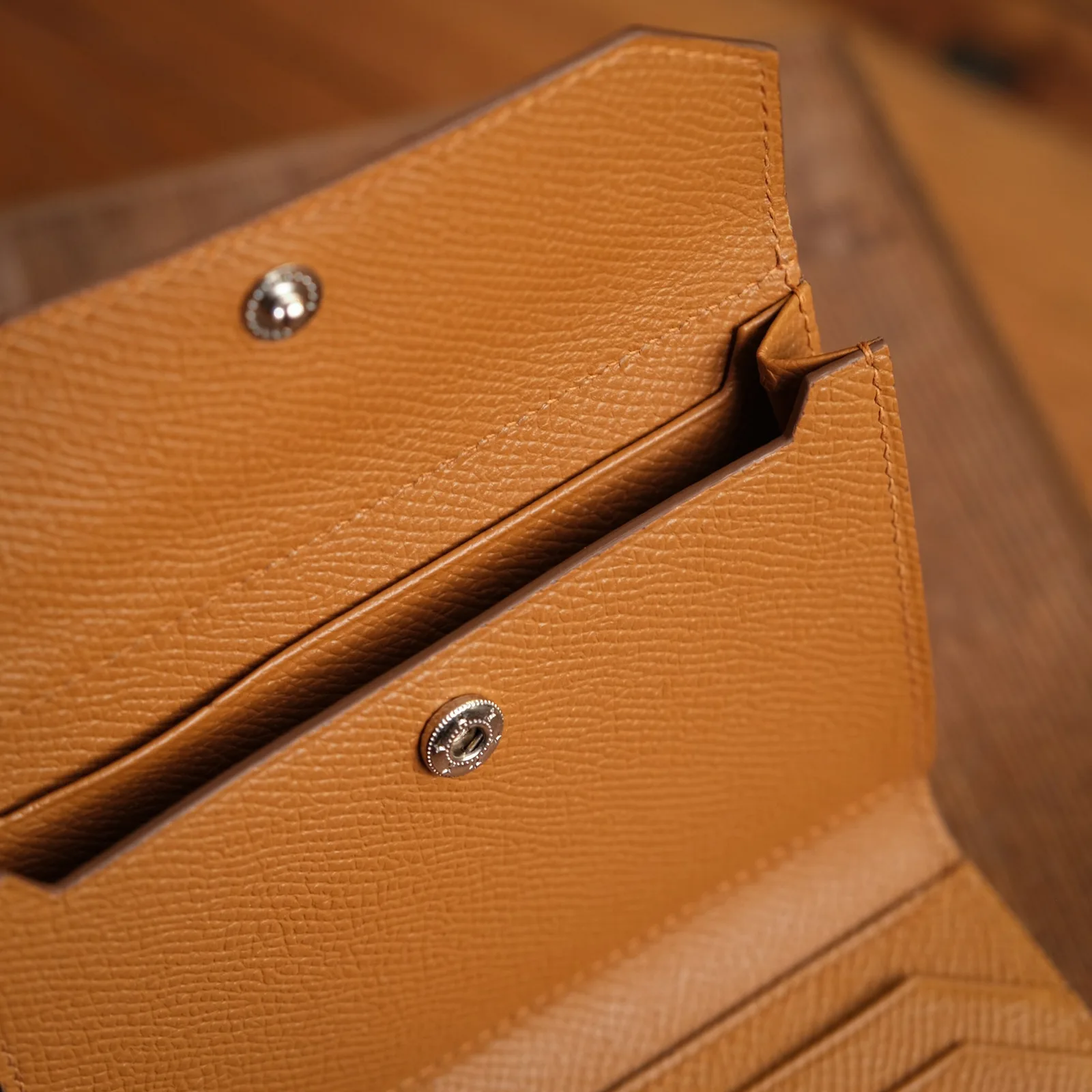 Ảnh Studio Ví đứng da Epsom màu Gold quai bấm - Koi Leather