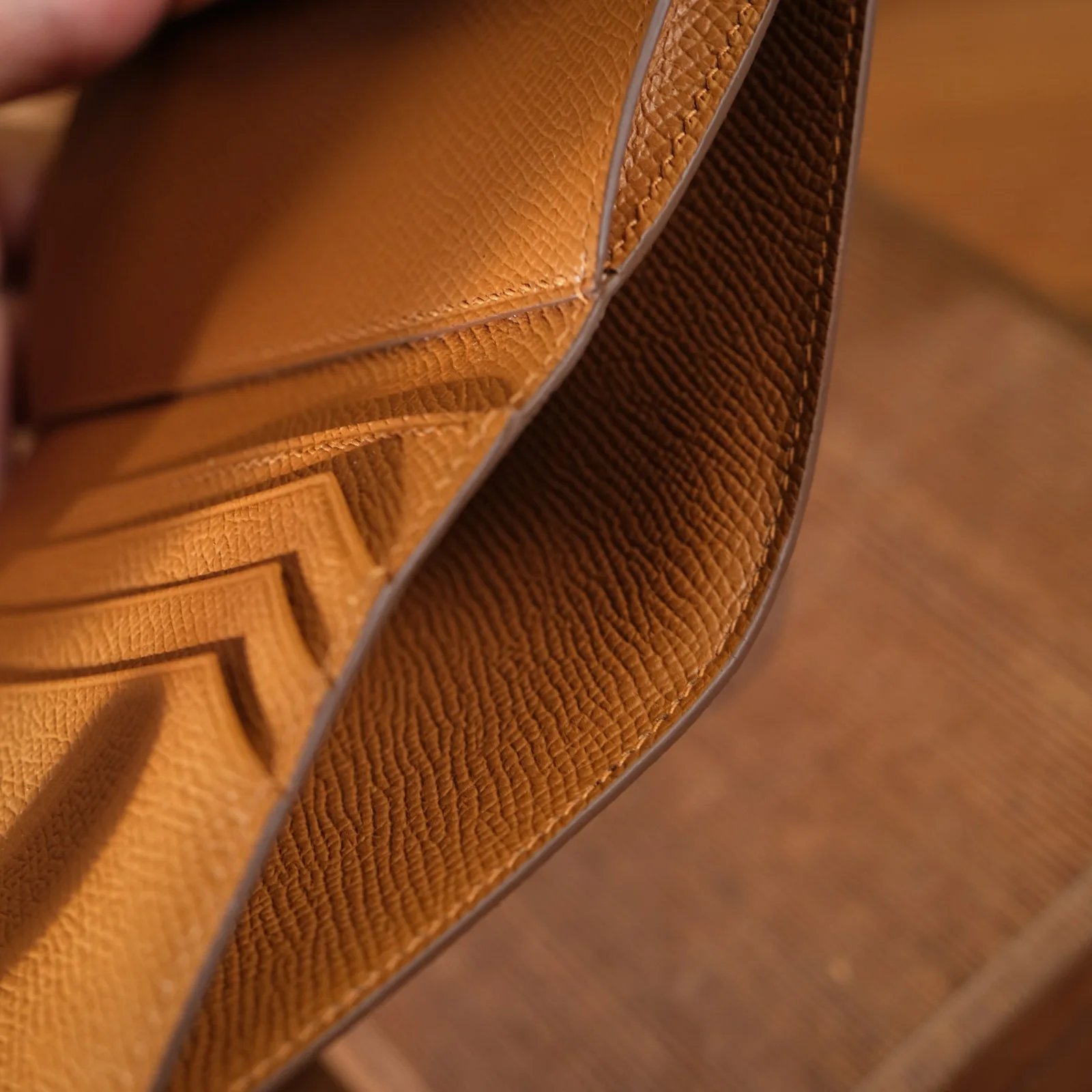 Ảnh Studio Ví đứng da Epsom màu Gold quai bấm - Koi Leather