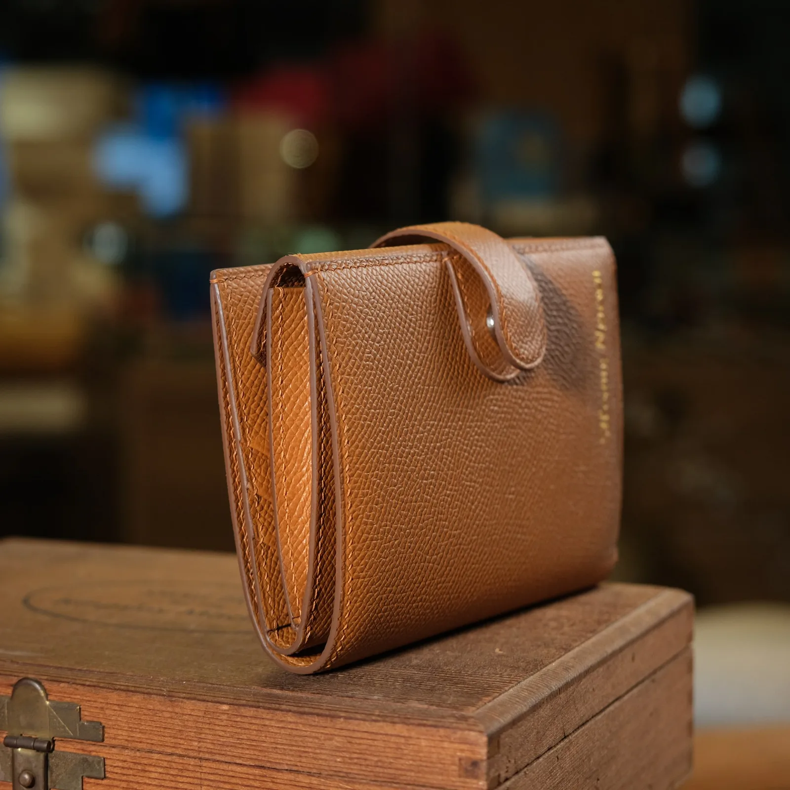 Ảnh Studio Ví đứng da Epsom màu Gold quai bấm - Koi Leather