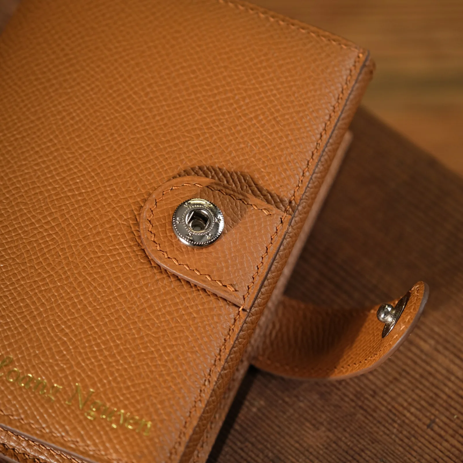 Ảnh Studio Ví đứng da Epsom màu Gold quai bấm - Koi Leather