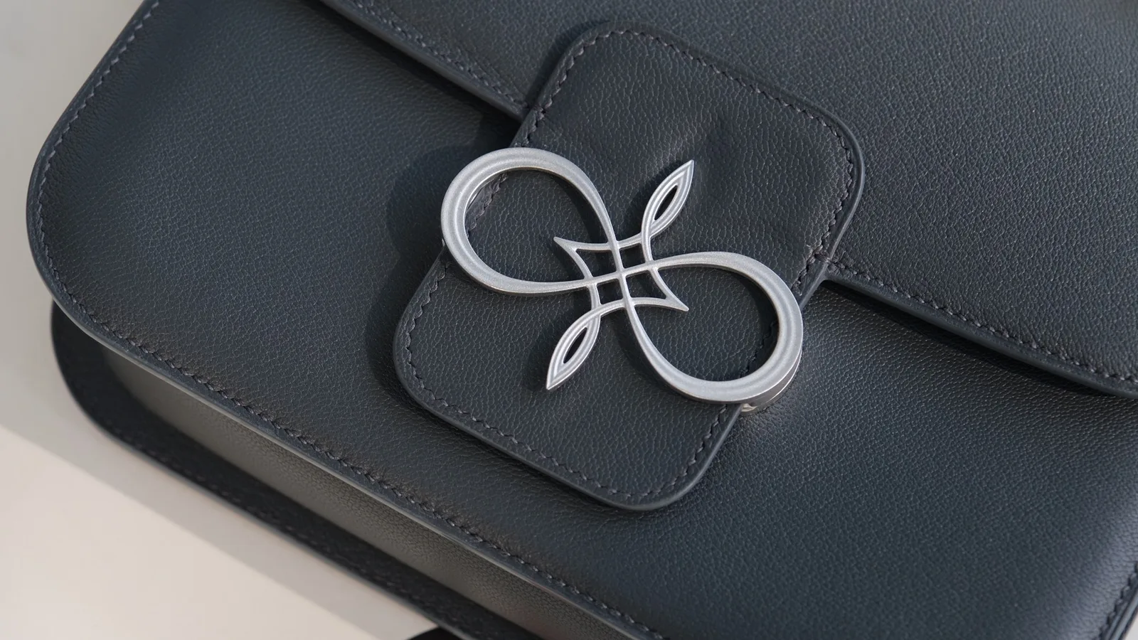 Ảnh Studio Túi nắp gập da dê Alran khoá Infinity màu xám - Koi Leather