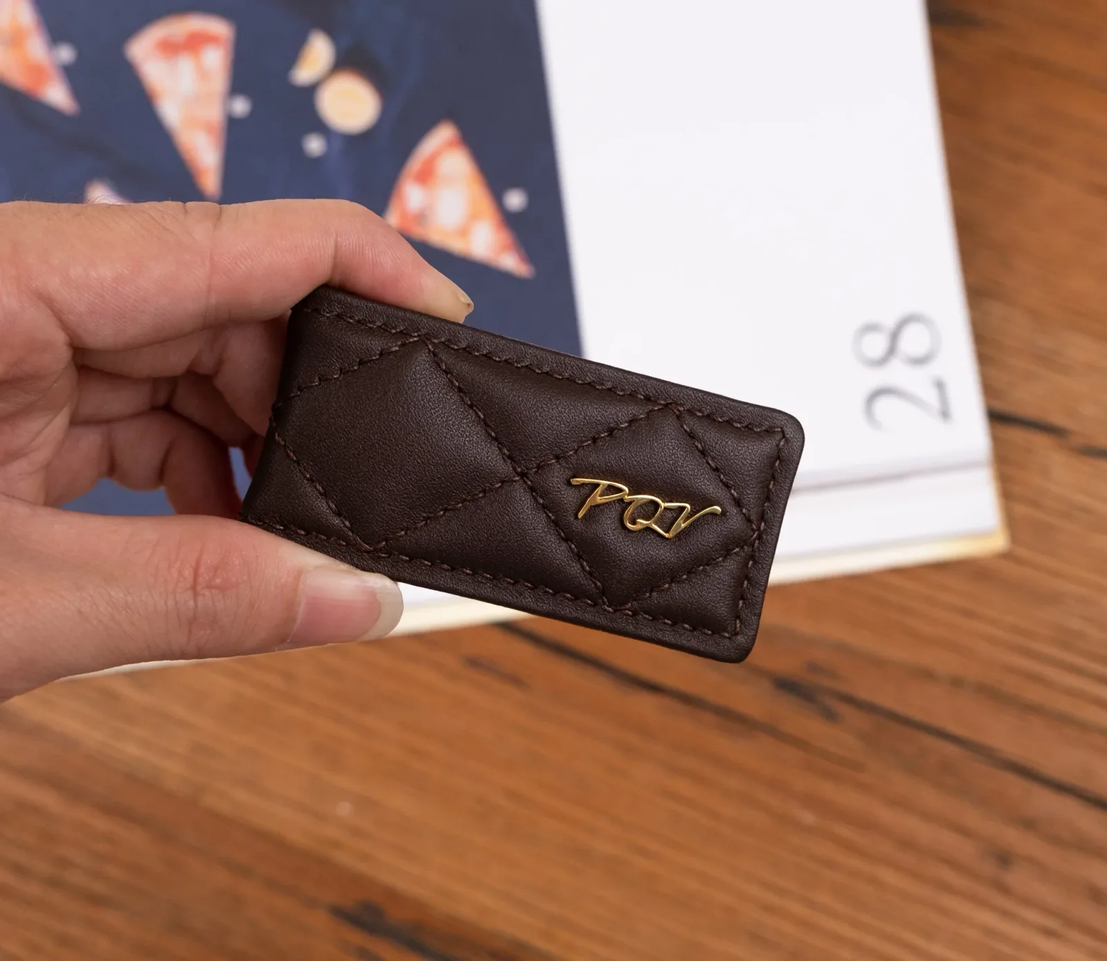 Ảnh Studio Money clip nâu may trám - Koi Leather