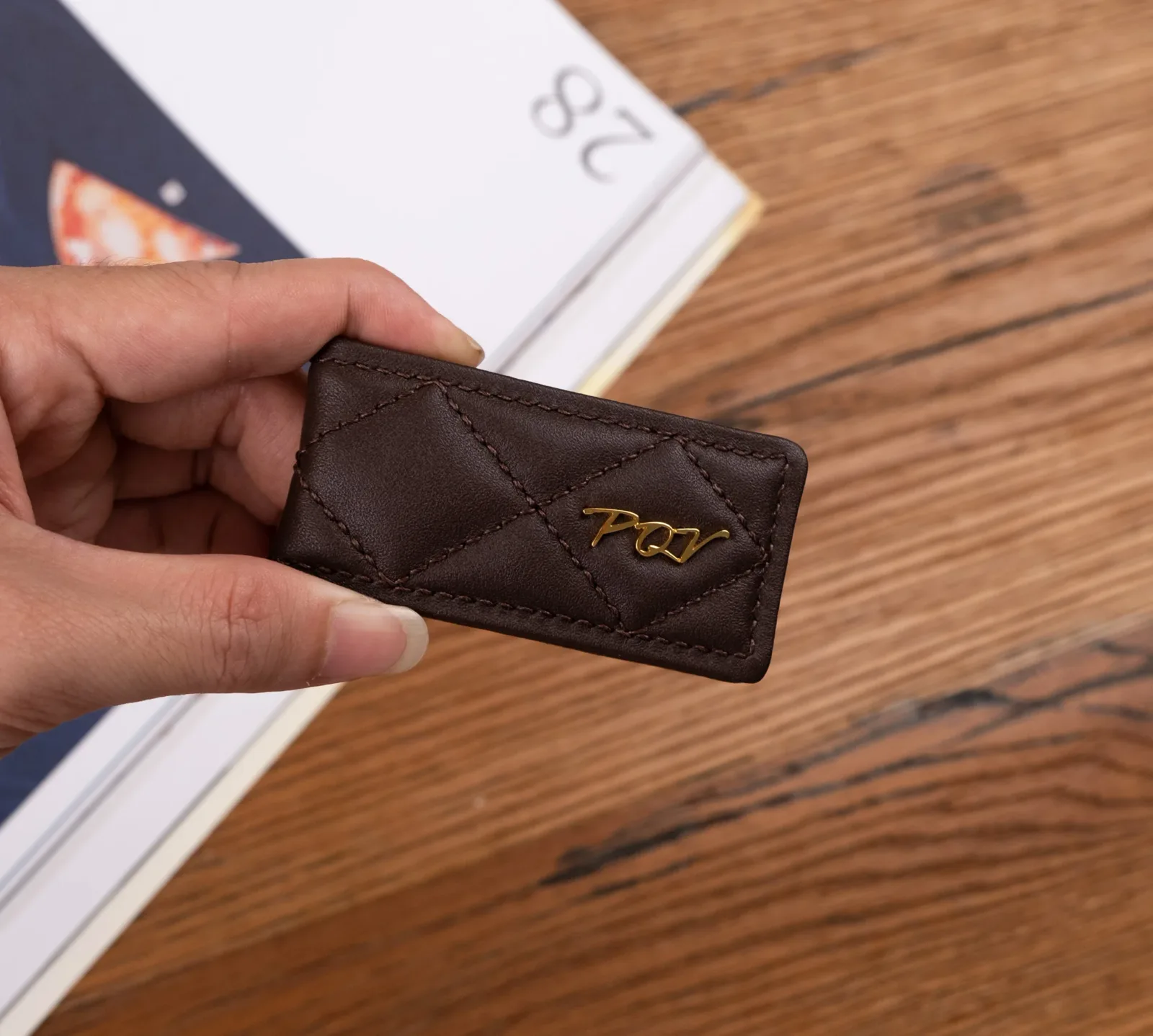 Ảnh Studio Money clip nâu may trám - KOI Leather