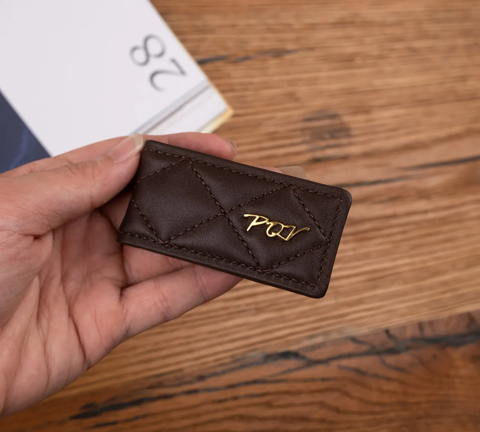 Ảnh Studio Money clip nâu may trám - KOI Leather