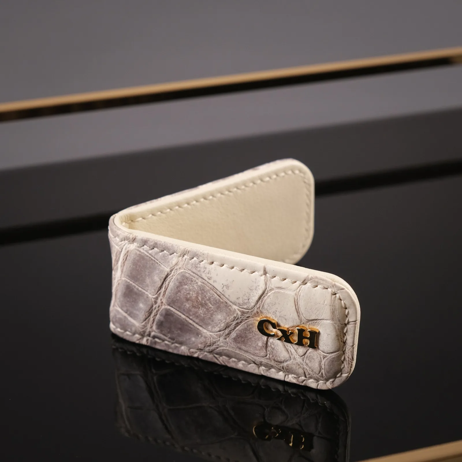 Ảnh Studio Kẹp tiền nam châm da cá sấu gắn chữ kim loại - Koi Leather