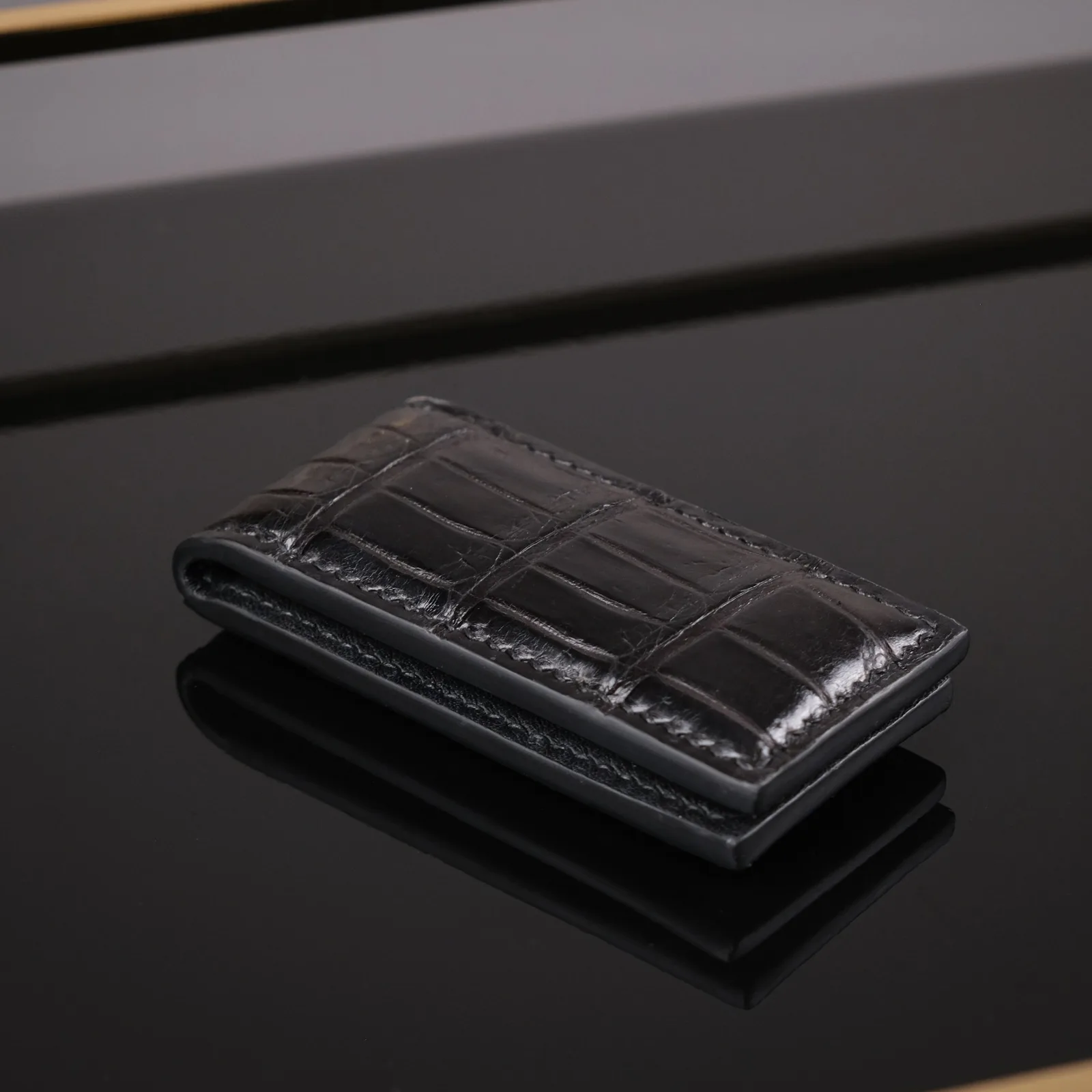 Ảnh Studio Kẹp tiền nam châm da cá sấu gắn chữ kim loại - Koi Leather