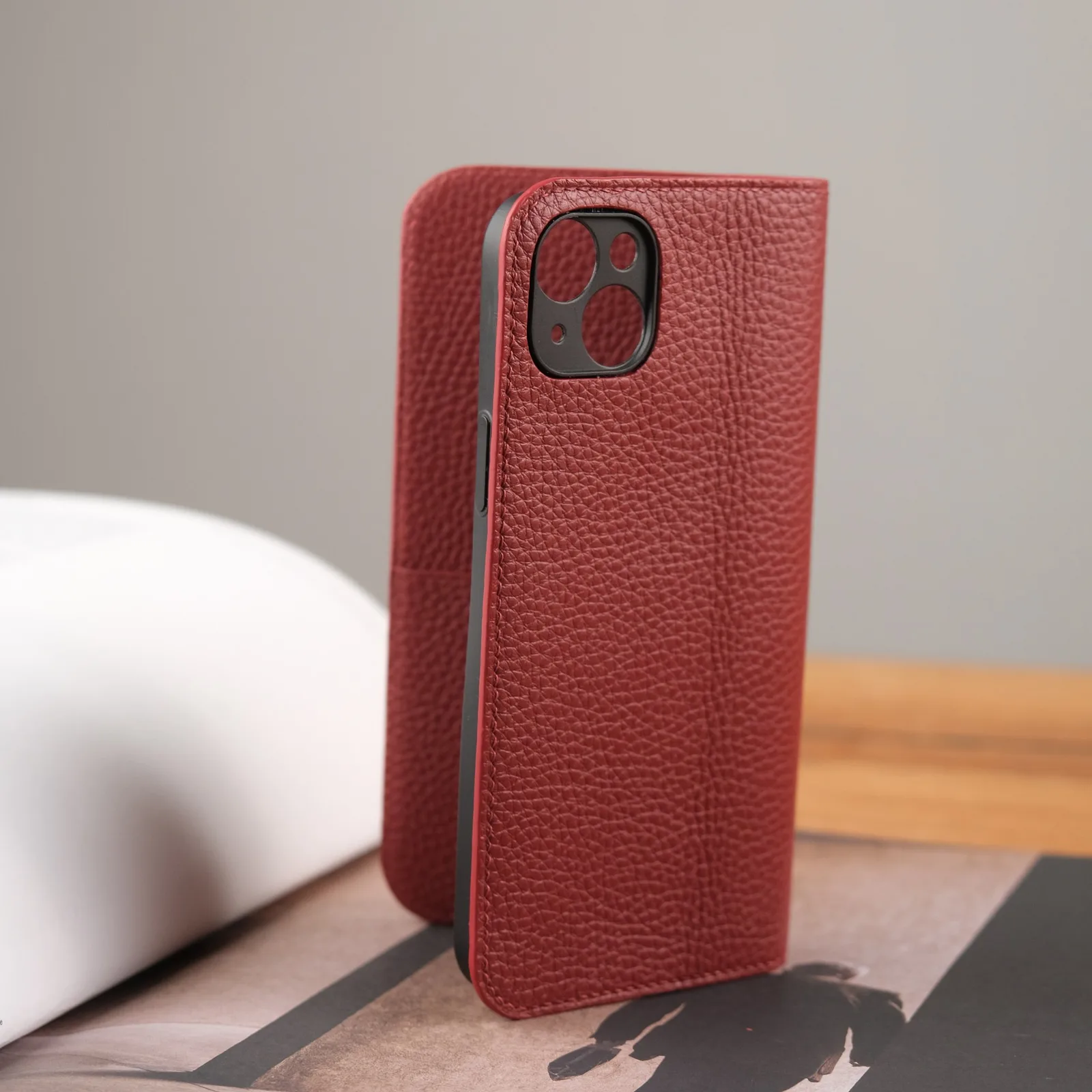 Ảnh Studio Bao da điện thoại nắp gập da bò vân hạt đỏ mận - Koi Leather