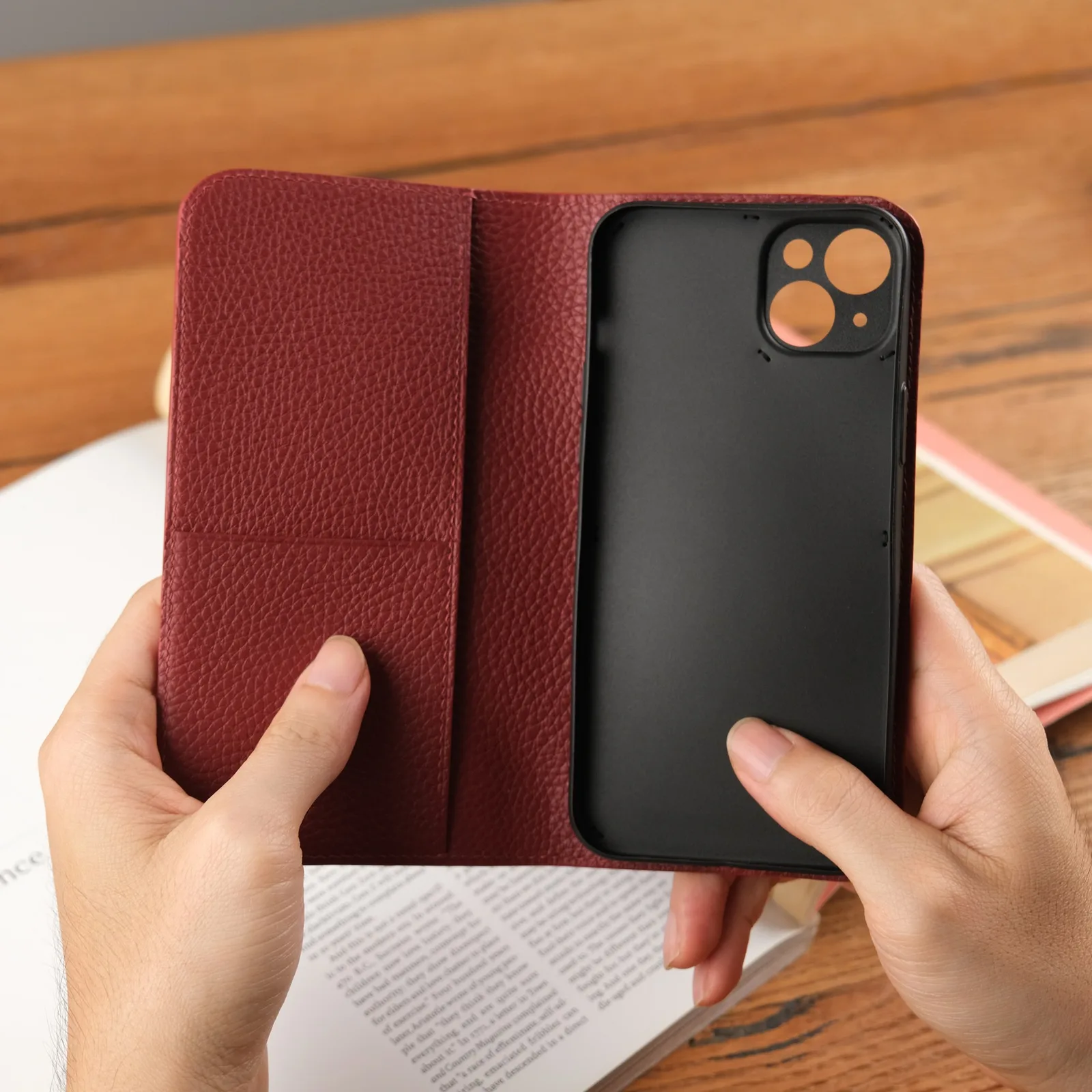 Ảnh Lifestyle Bao da điện thoại nắp gập da bò vân hạt đỏ mận - Koi Leather