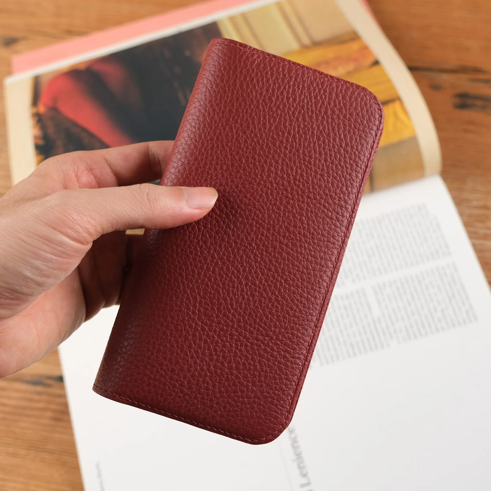 Ảnh Lifestyle Bao da điện thoại nắp gập da bò vân hạt đỏ mận - Koi Leather