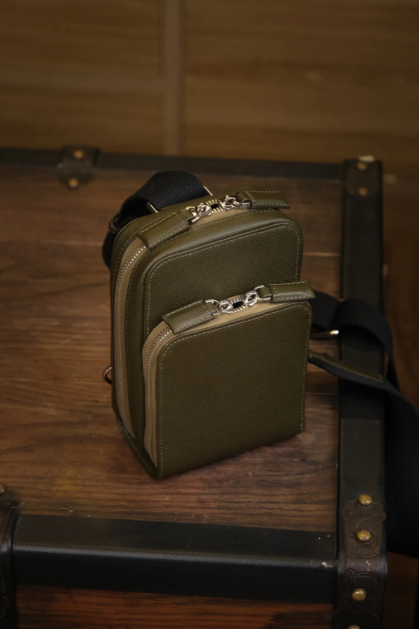 Ảnh Studio Túi đeo chéo da Epsom xanh rêu dáng đứng 2 ngăn - Koi Leather