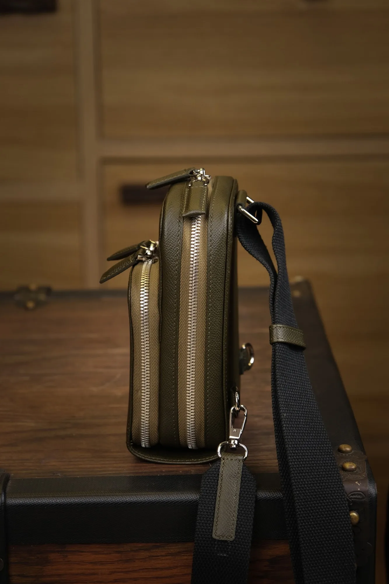 Ảnh Studio Túi đeo chéo da Epsom xanh rêu dáng đứng 2 ngăn - Koi Leather