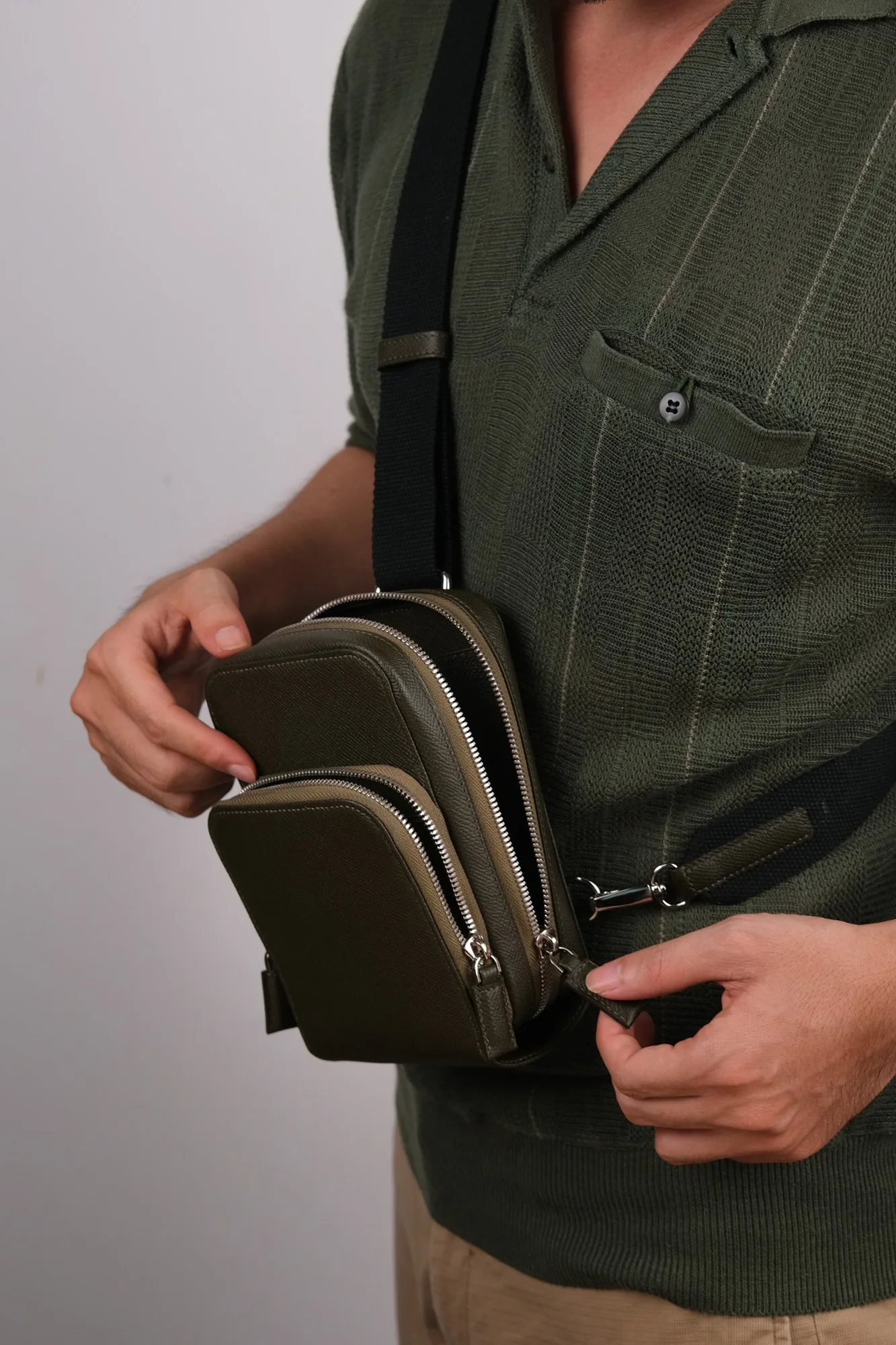 Ảnh Lifestyle Túi đeo chéo da Epsom xanh rêu dáng đứng 2 ngăn - Koi Leather