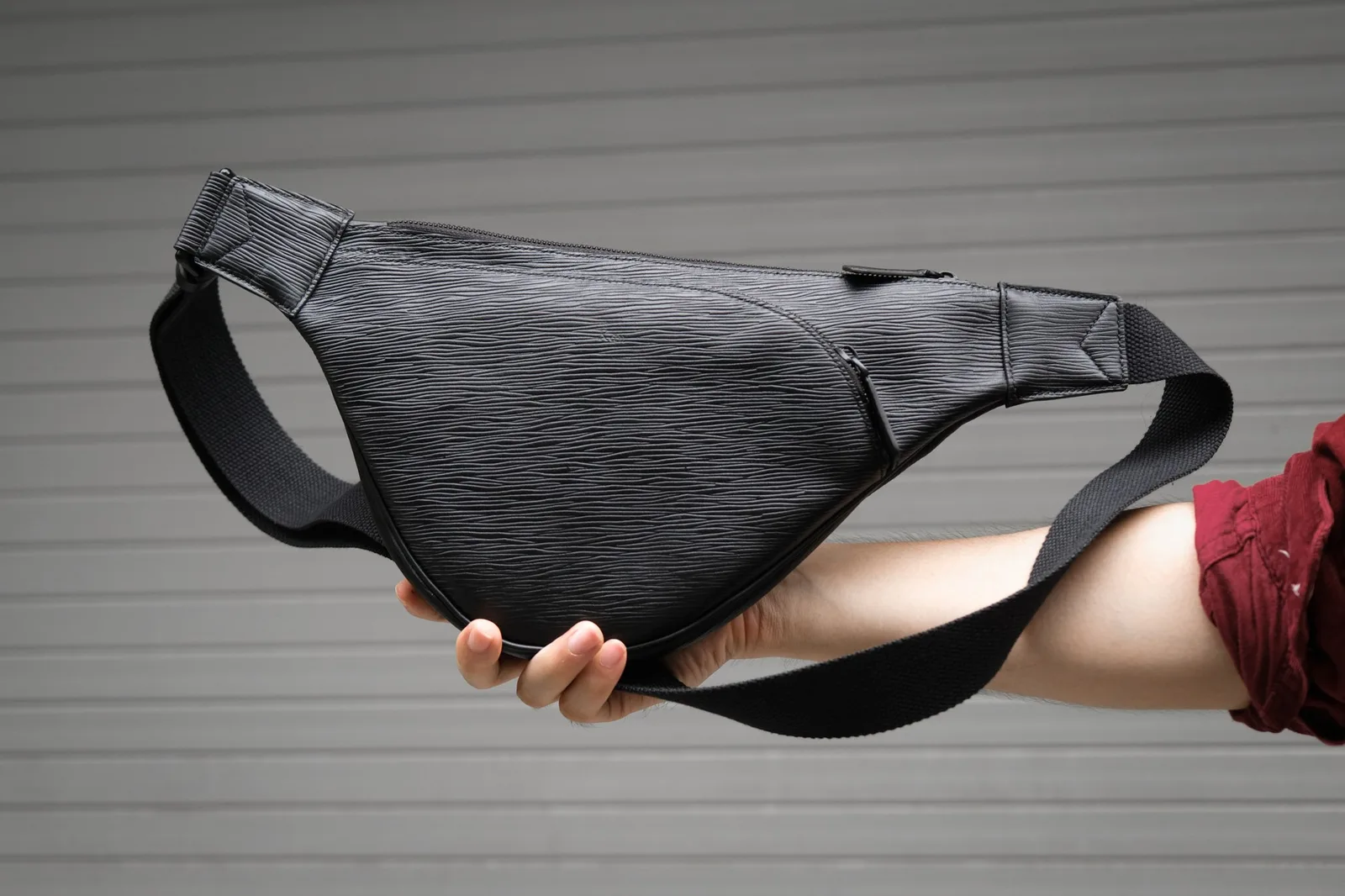 Ảnh Studio Túi đeo chéo bao tử da bò vân sóng màu đen - Koi Leather