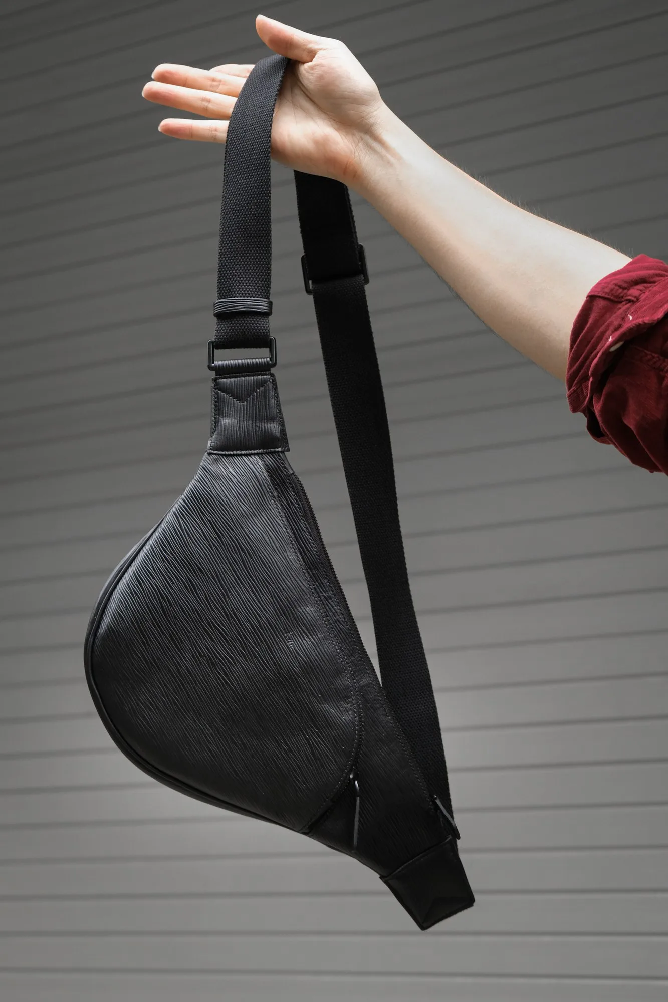 Ảnh Studio Túi đeo chéo bao tử da bò vân sóng màu đen - Koi Leather
