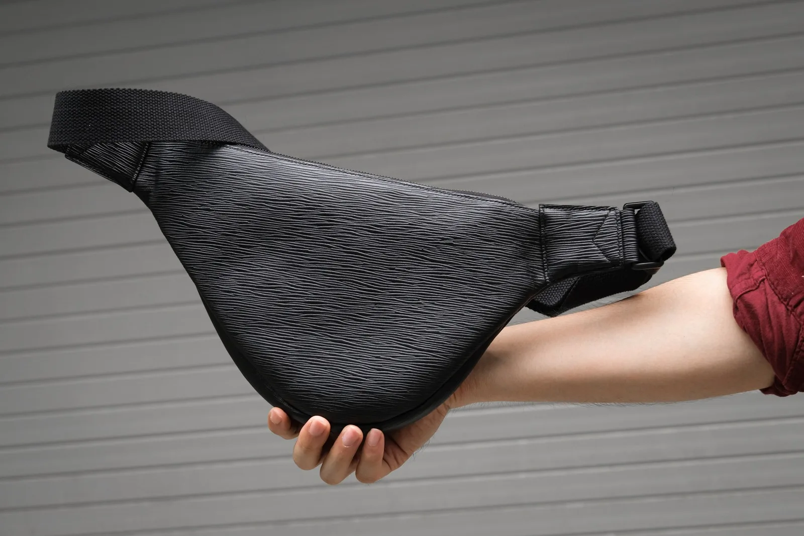 Ảnh Studio Túi đeo chéo bao tử da bò vân sóng màu đen - Koi Leather