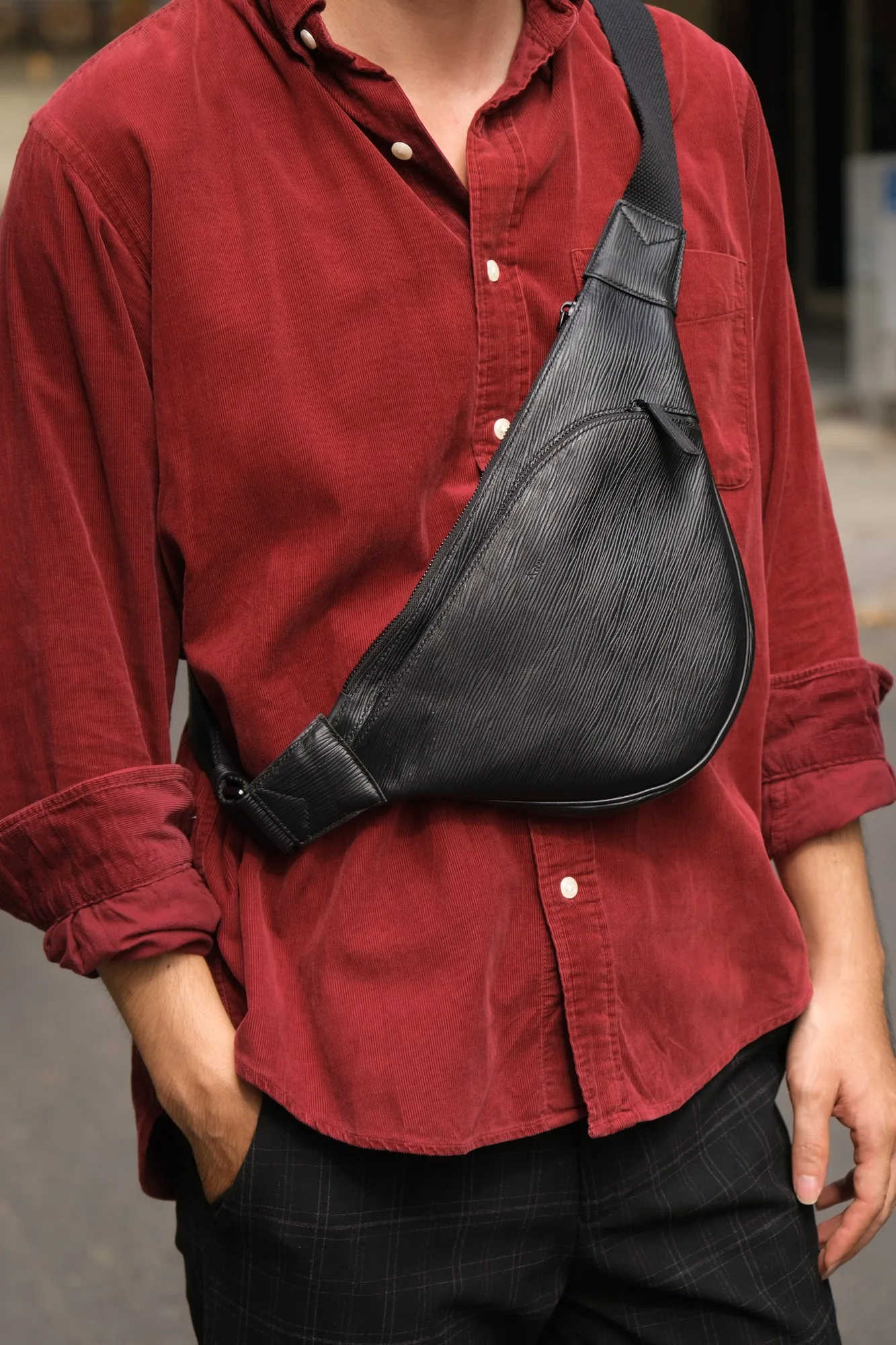 Ảnh Lifestyle Túi đeo chéo bao tử da bò vân sóng màu đen - Koi Leather