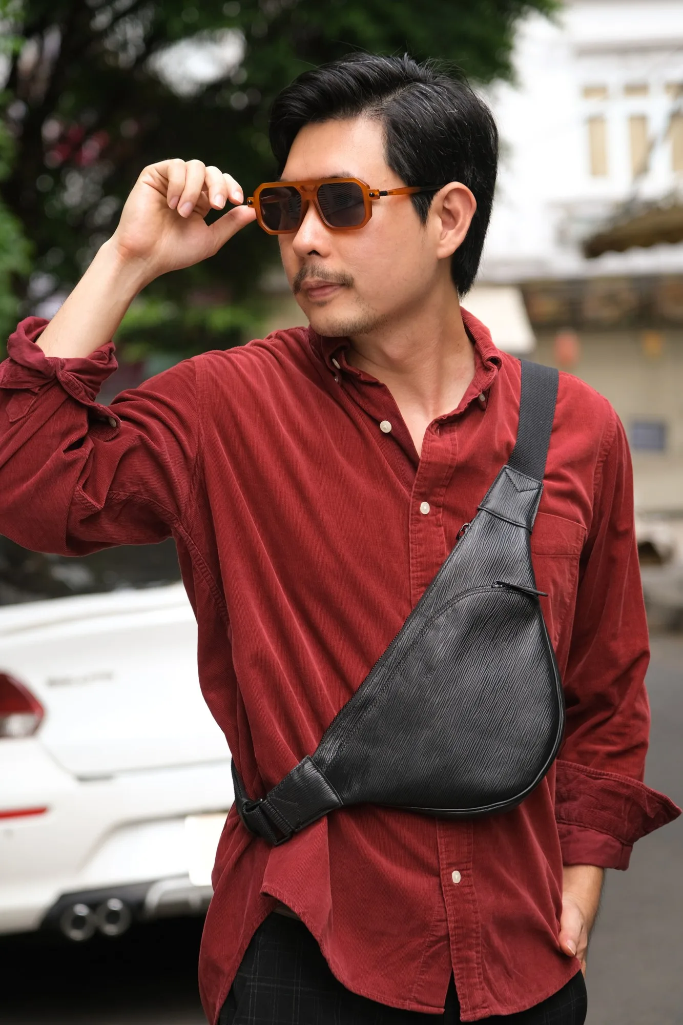 Ảnh Lifestyle Túi đeo chéo bao tử da bò vân sóng màu đen - Koi Leather