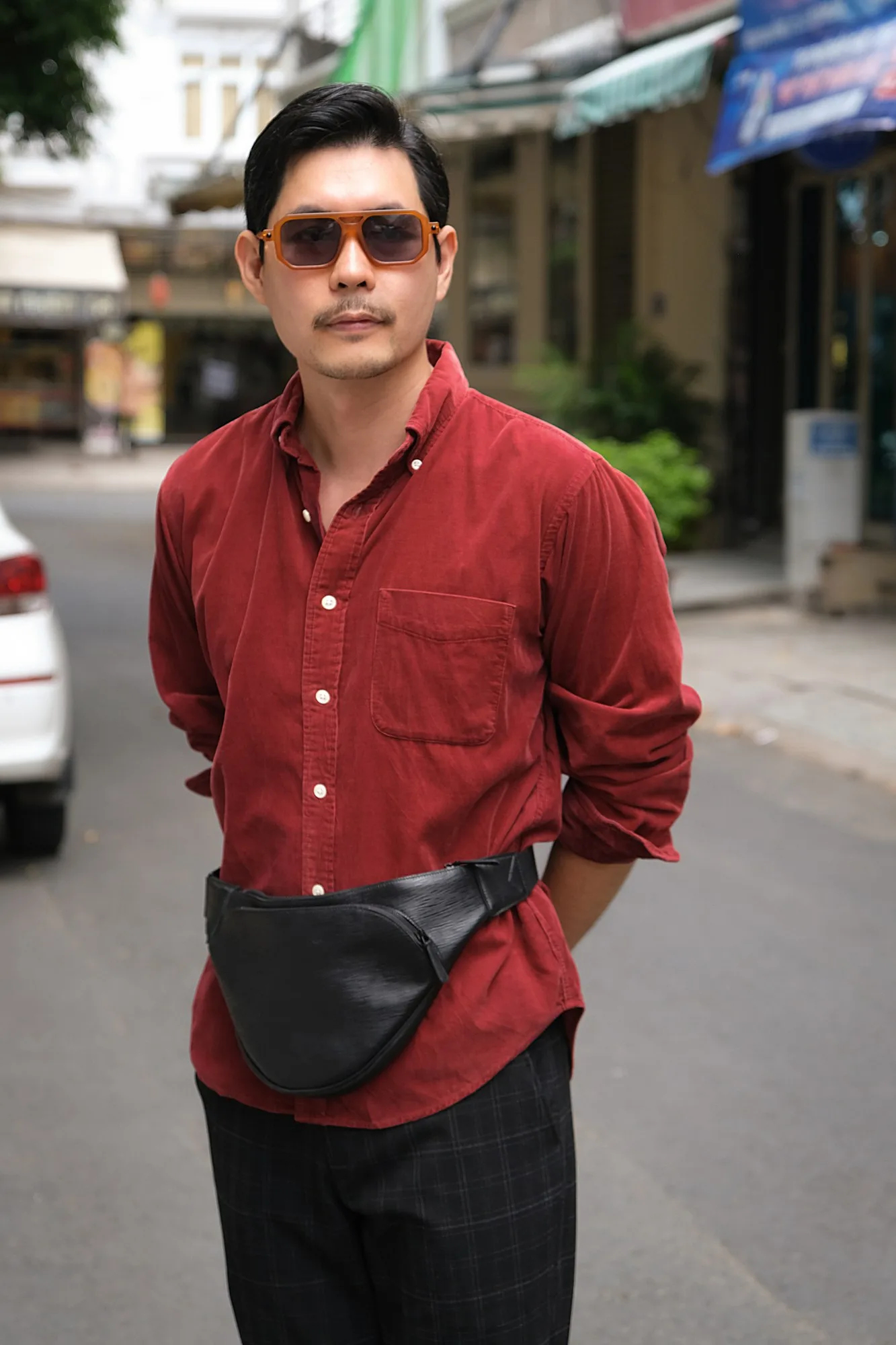 Ảnh Lifestyle Túi đeo chéo bao tử da bò vân sóng màu đen - Koi Leather
