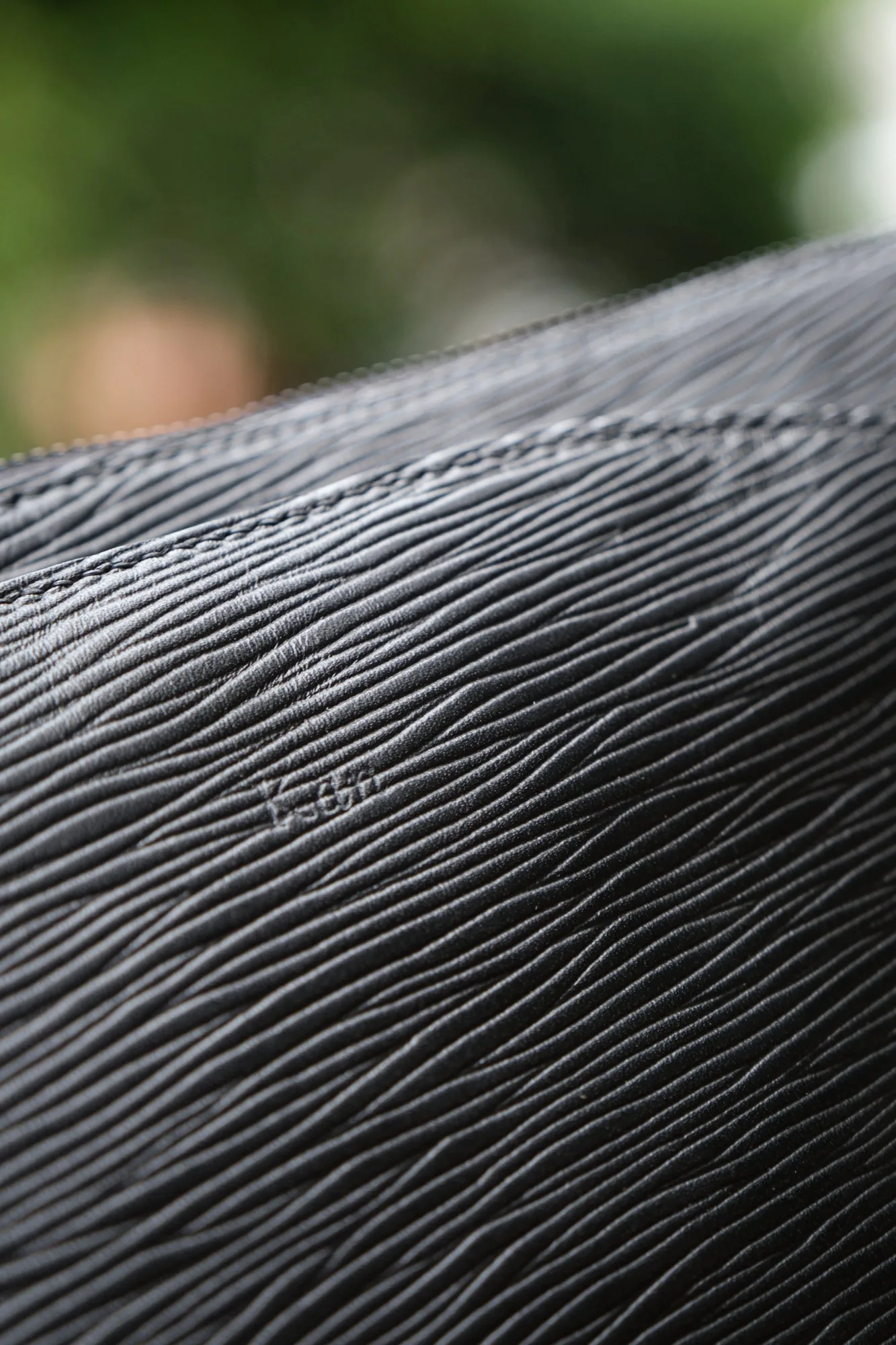 Ảnh Túi đeo chéo bao tử da bò vân sóng màu đen - Koi Leather