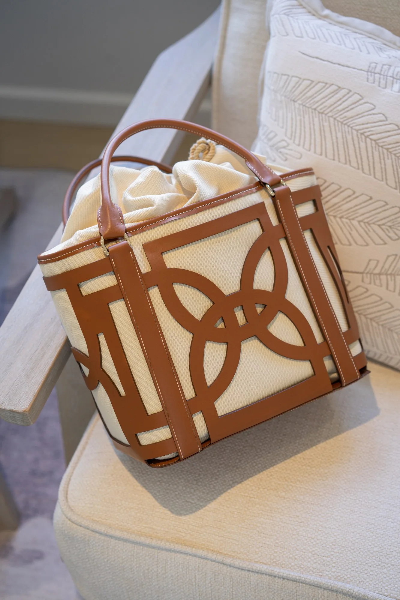 Ảnh Lifestyle Túi Dee & Lolita Bag da bò màu vàng bò - Koi Leather