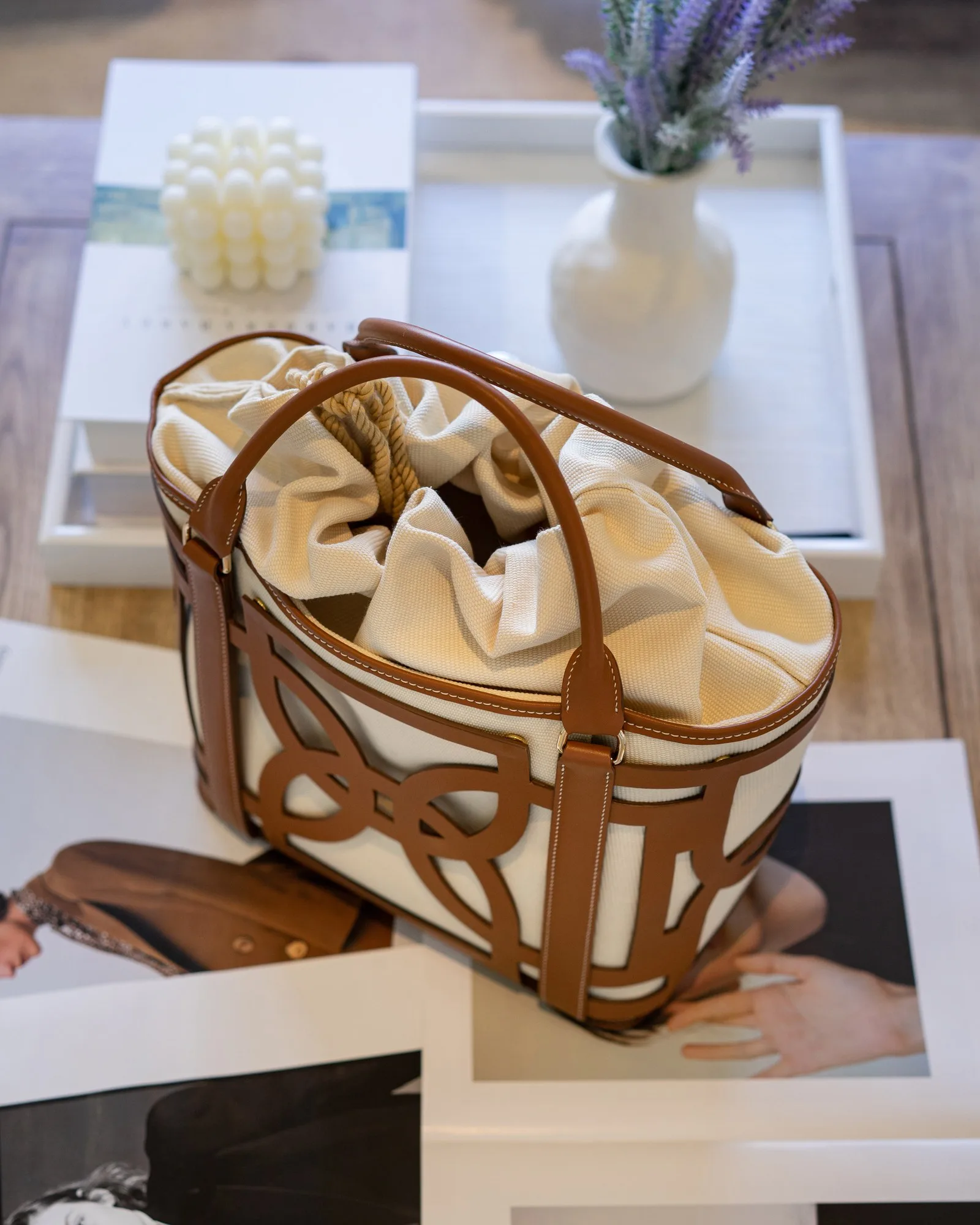 Ảnh Lifestyle Túi Dee & Lolita Bag da bò màu vàng bò - Koi Leather