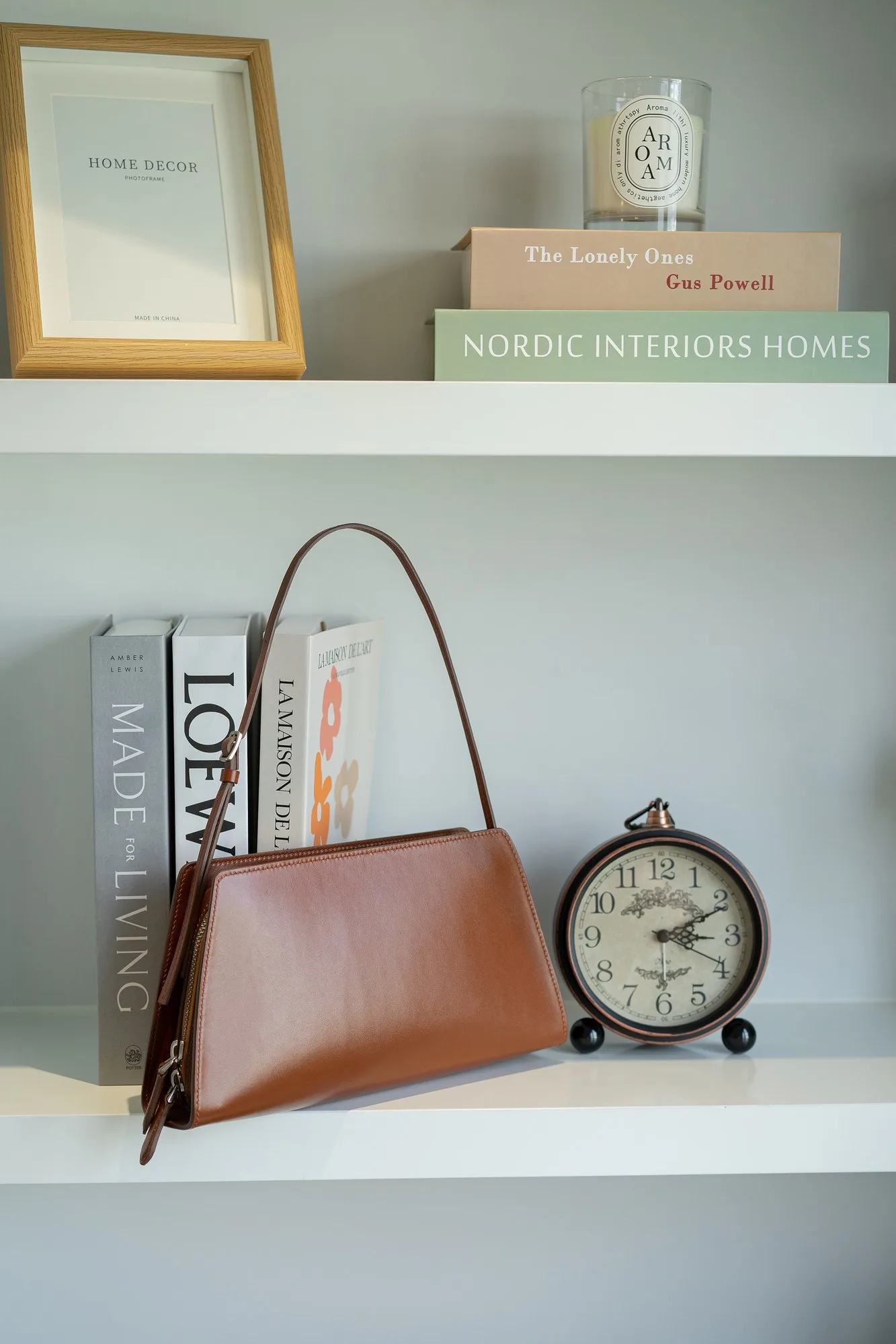 Ảnh Lifestyle Túi Dee & Lolita Bag da bò màu vàng bò - Koi Leather