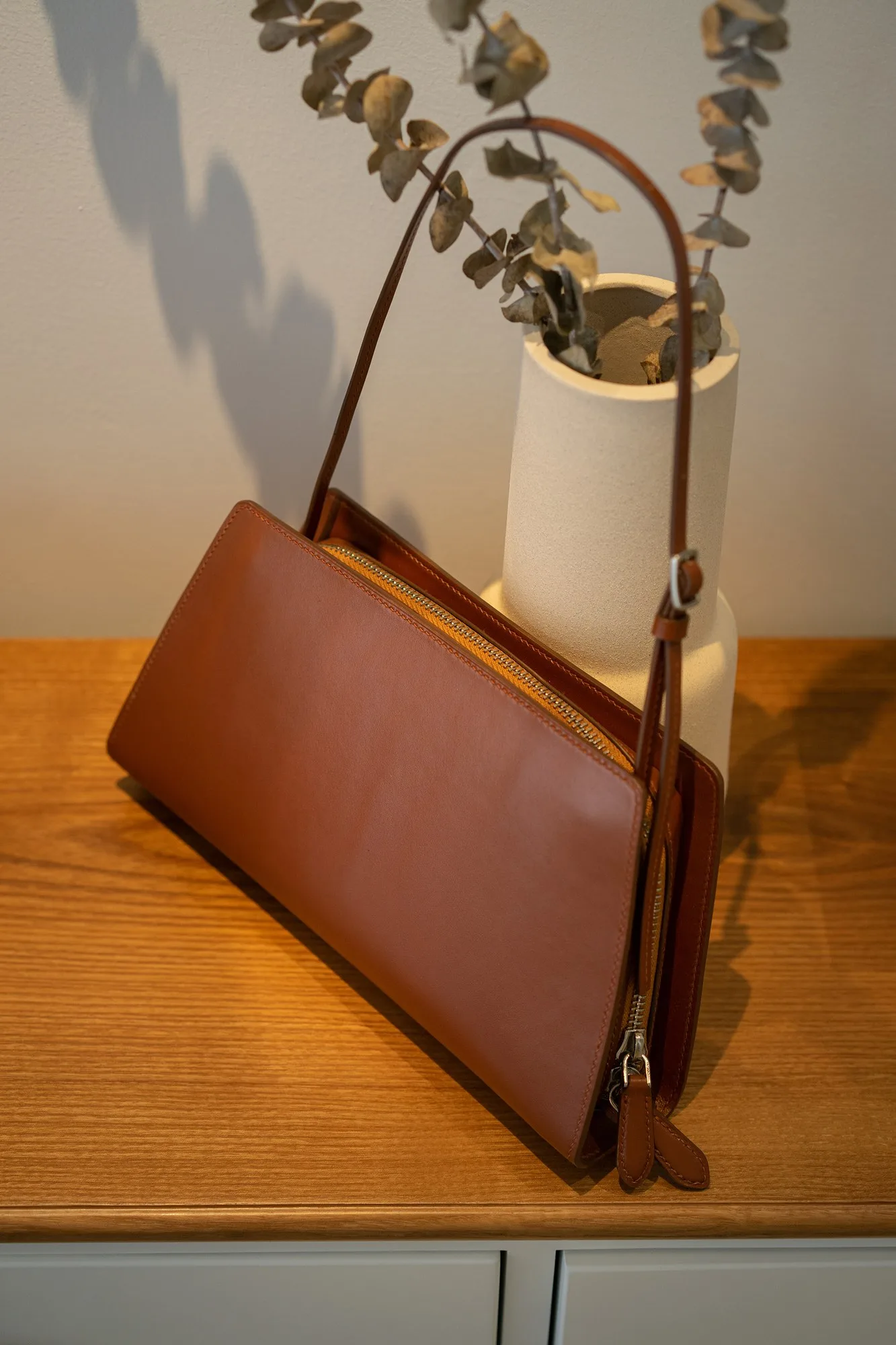 Ảnh Lifestyle Túi Dee & Lolita Bag da bò màu vàng bò - Koi Leather