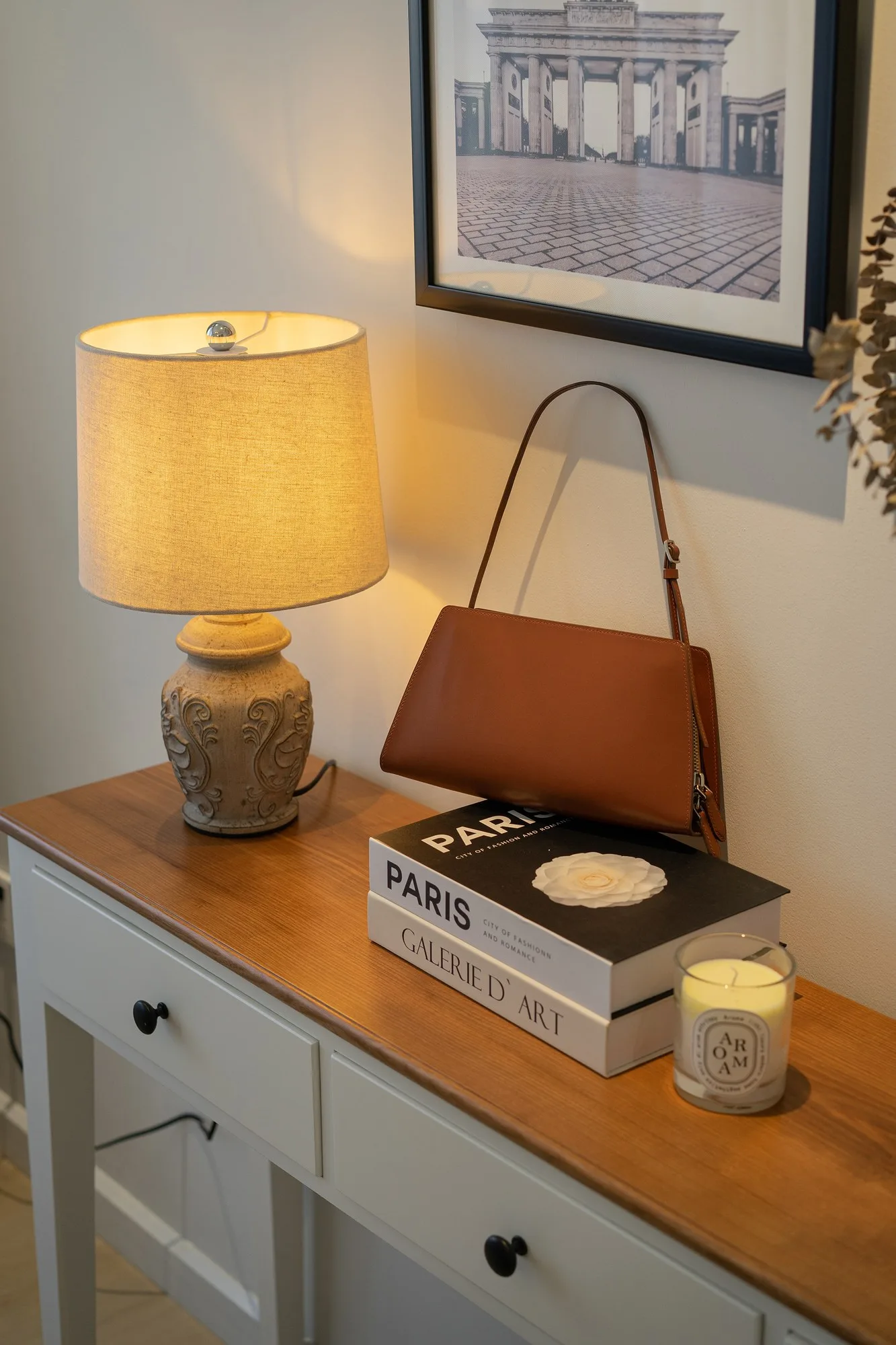 Ảnh Lifestyle Túi Dee & Lolita Bag da bò màu vàng bò - Koi Leather