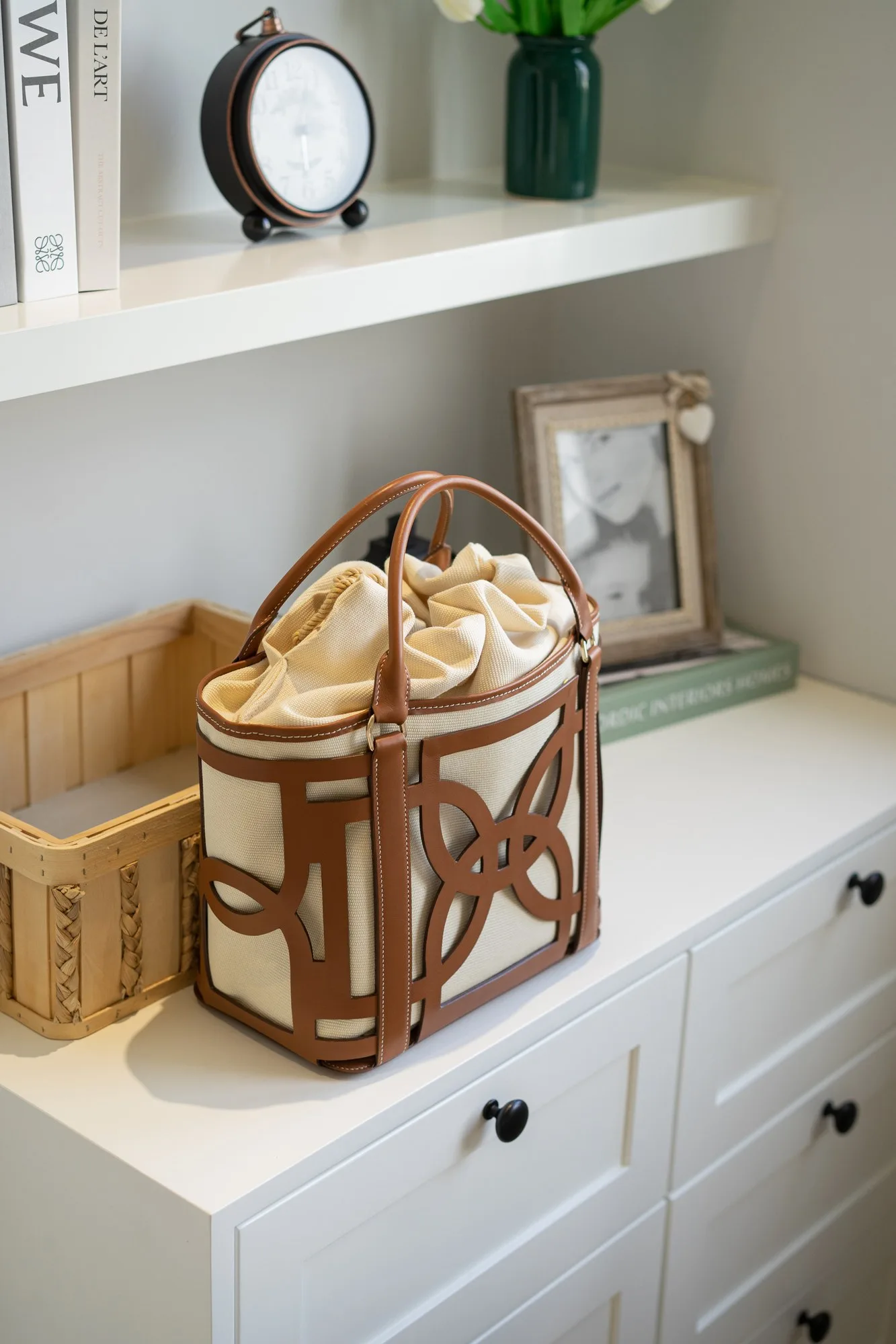 Ảnh Lifestyle Túi Dee & Lolita Bag da bò màu vàng bò - Koi Leather