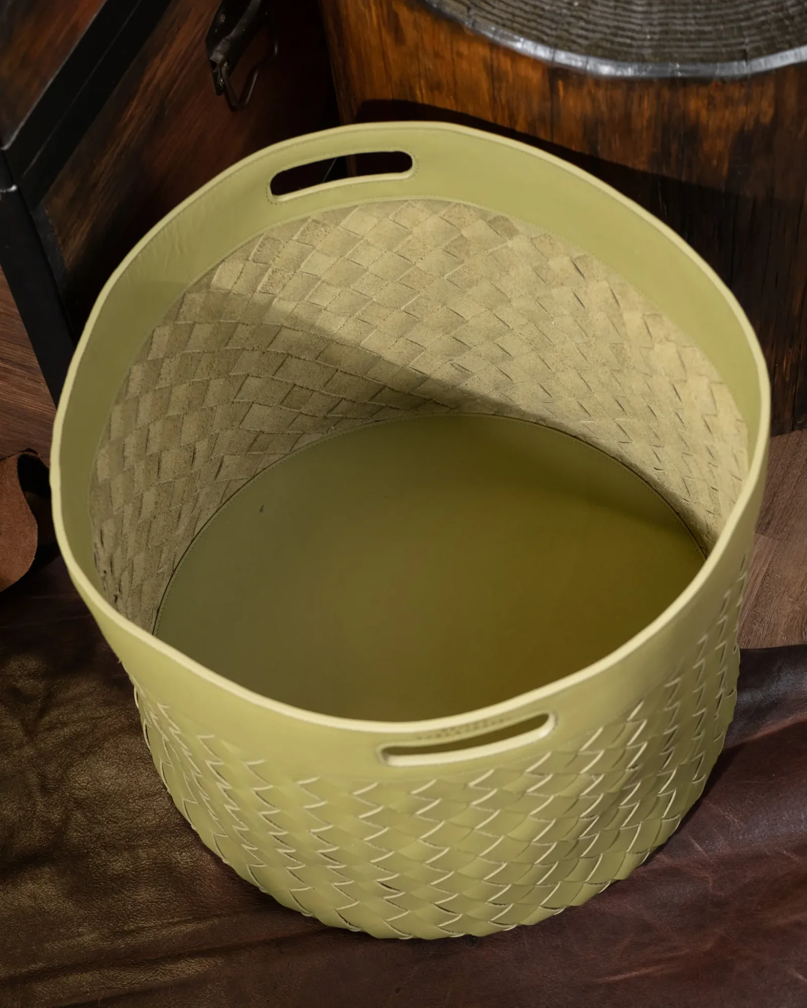 Ảnh Studio sọt đan - KOI Leather