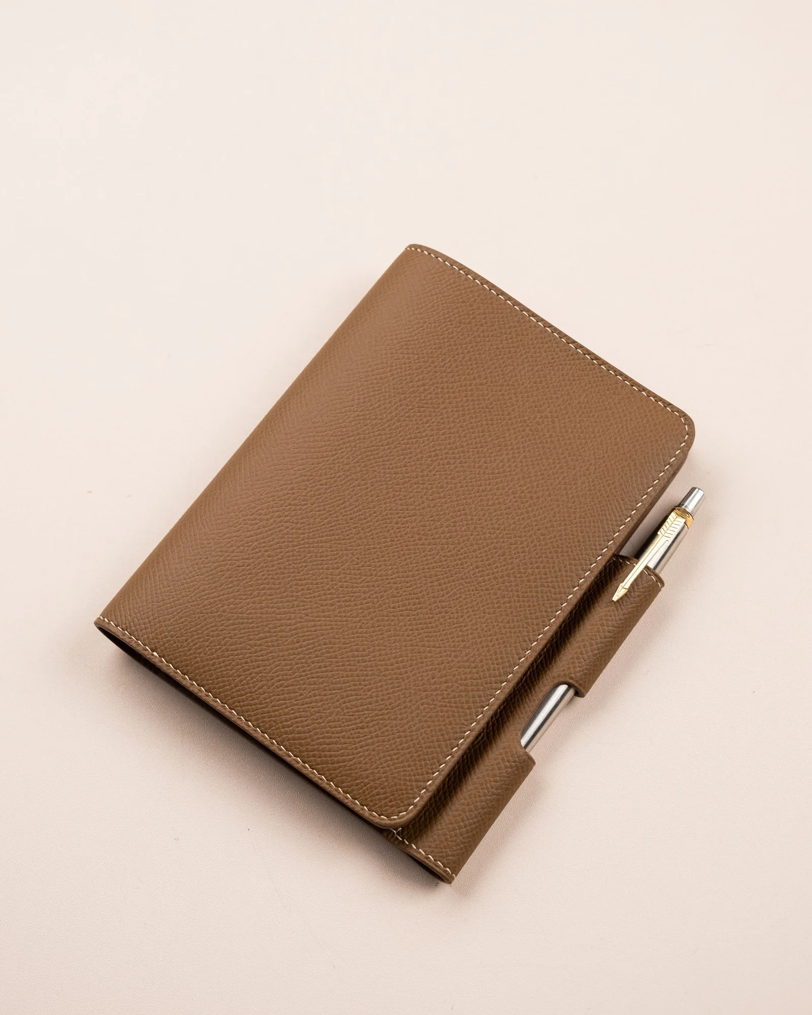 Ảnh Studio Bao da hộ chiếu Epsom màu Gold tích hợp khe cài bút - Koi Leather