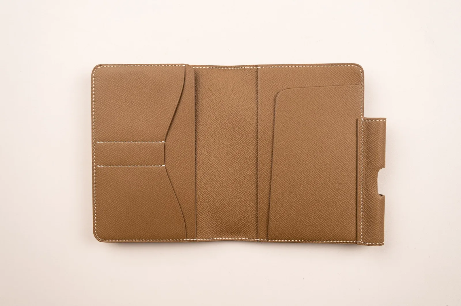 Ảnh Studio Bao da hộ chiếu Epsom màu Gold tích hợp khe cài bút - Koi Leather