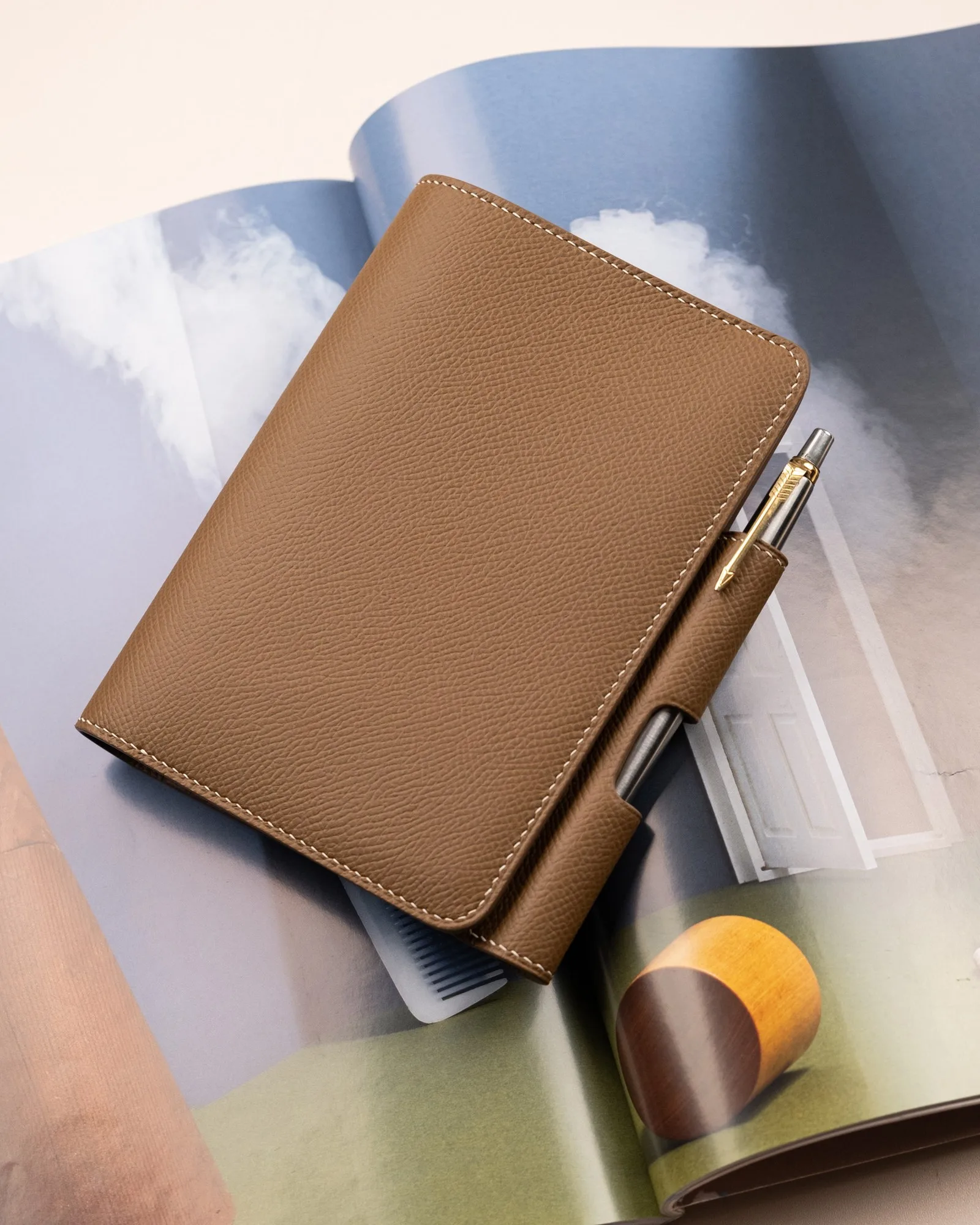 Ảnh Lifestyle Bao da hộ chiếu Epsom màu Gold tích hợp khe cài bút - Koi Leather