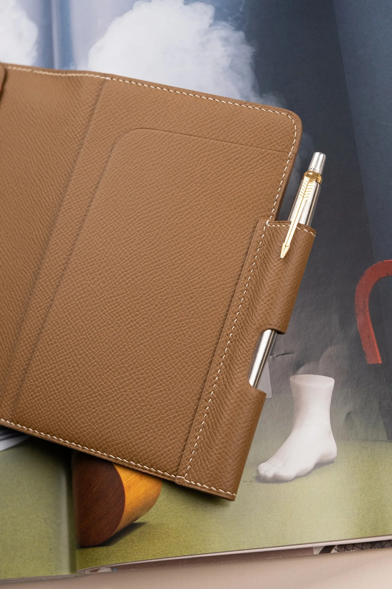 Ảnh Lifestyle Bao da hộ chiếu Epsom màu Gold tích hợp khe cài bút - Koi Leather