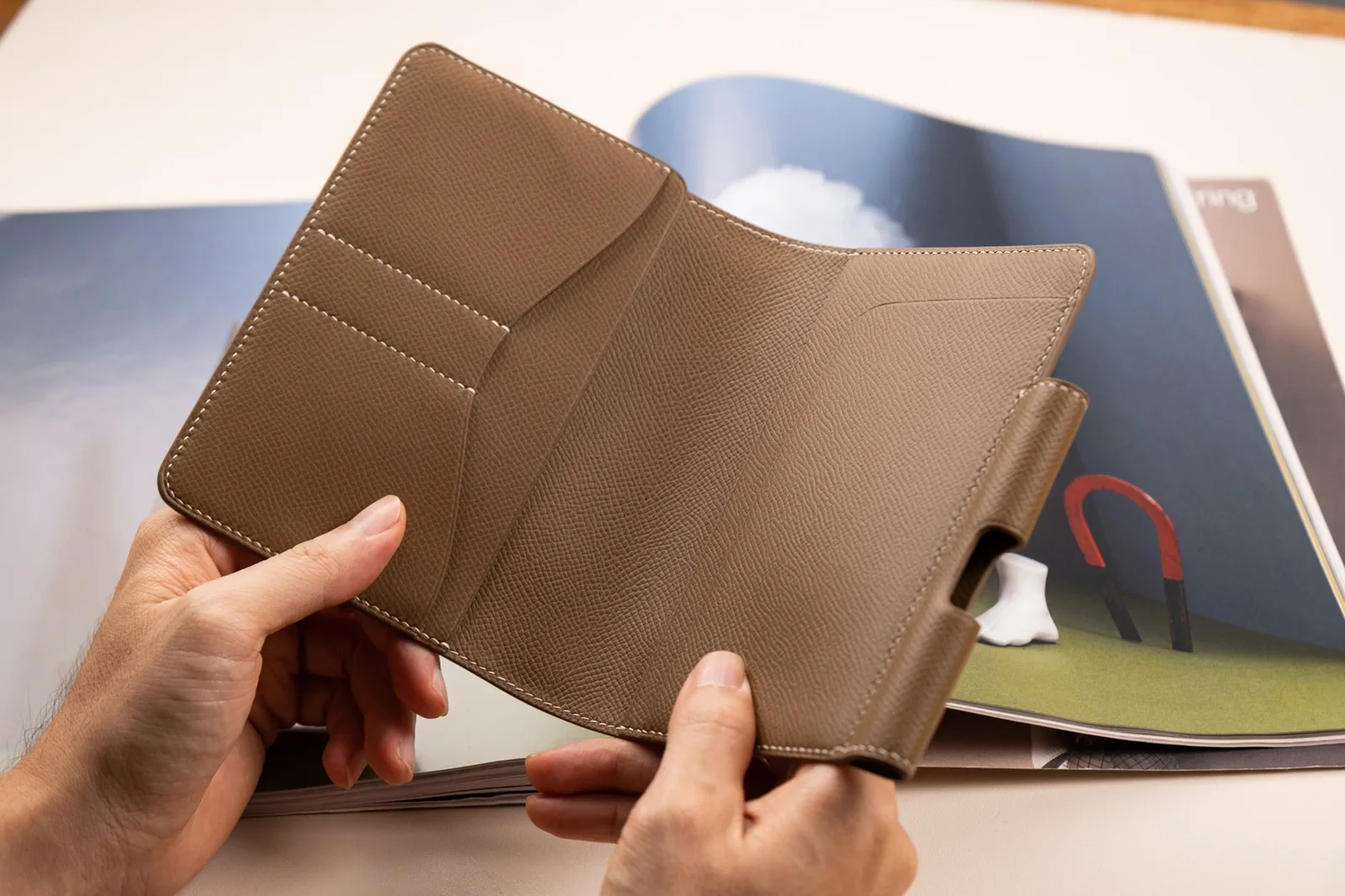 Ảnh Lifestyle Bao da hộ chiếu Epsom màu Gold tích hợp khe cài bút - Koi Leather