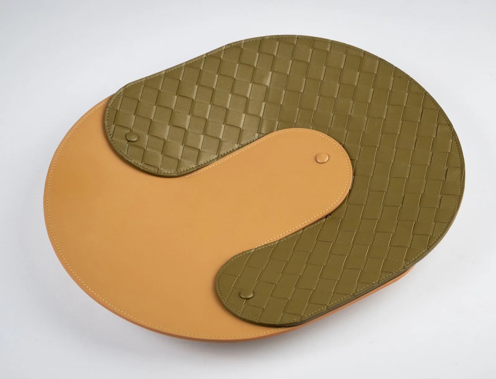 Ảnh Studio Khay da âm dương dáng tròn phối da bò đan - Koi Leather
