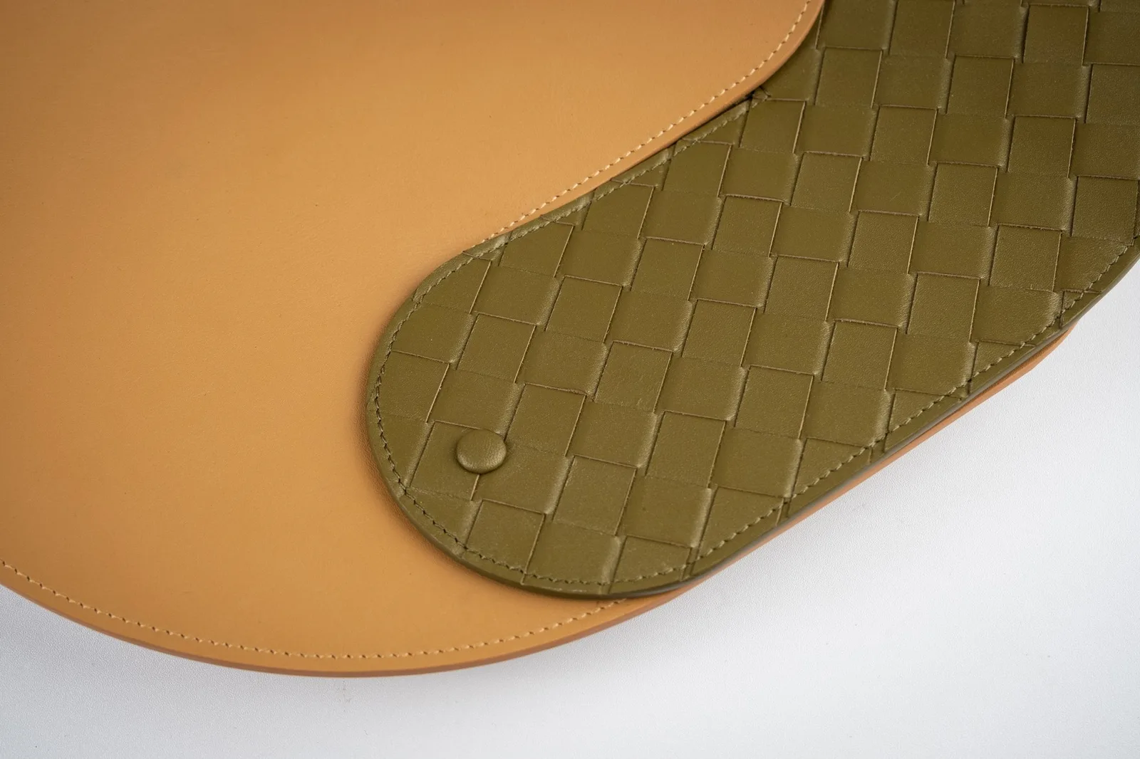 Ảnh Studio Khay da âm dương dáng tròn phối da bò đan - Koi Leather