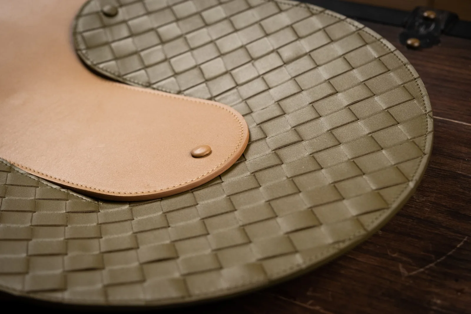 Ảnh Studio Khay da âm dương dáng tròn phối da bò đan - Koi Leather