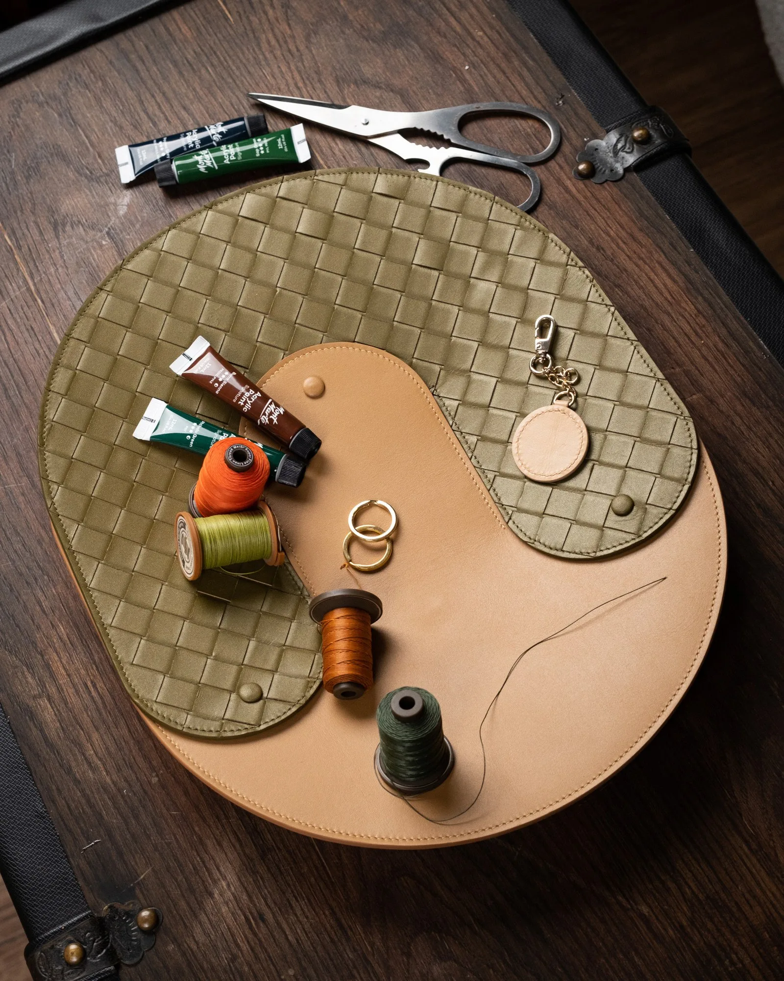 Ảnh Lifestyle Khay da âm dương dáng tròn phối da bò đan - Koi Leather