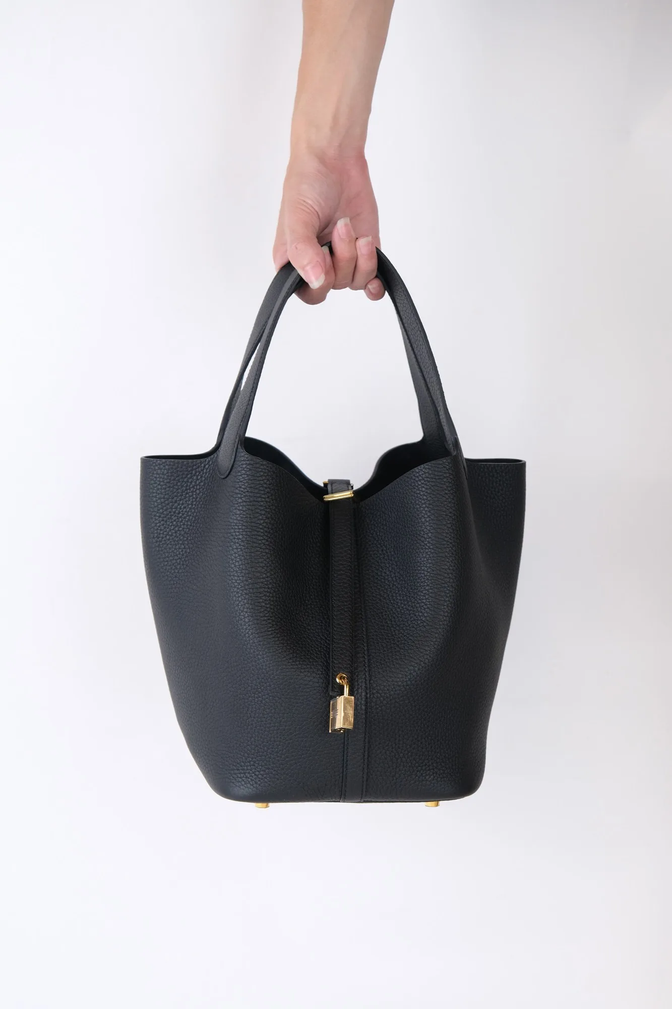 Ảnh Lifestyle Túi xách da Clemence dáng xô màu đen - Koi Leather