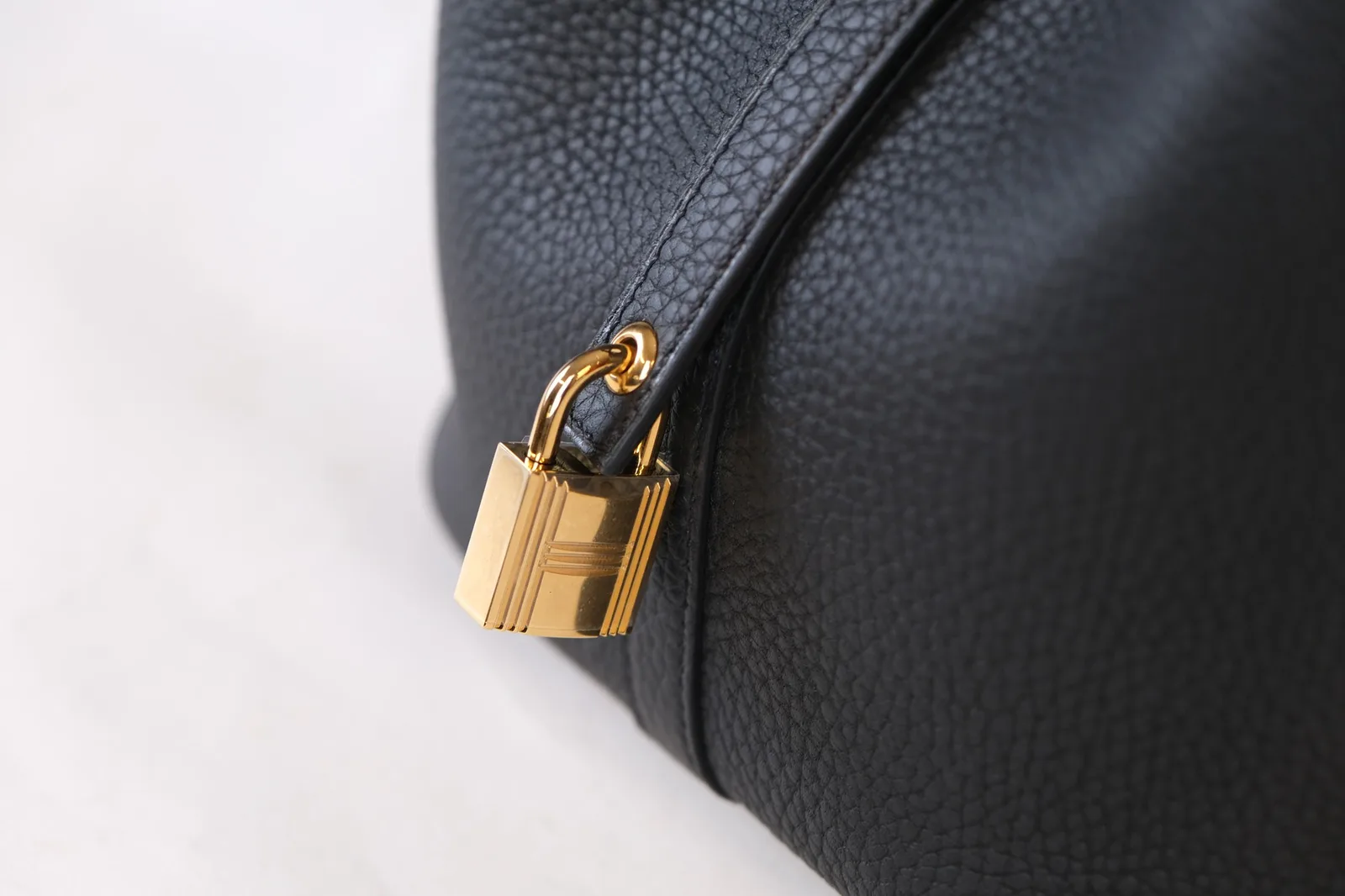 Ảnh Studio Túi xách da Clemence dáng xô màu đen - Koi Leather
