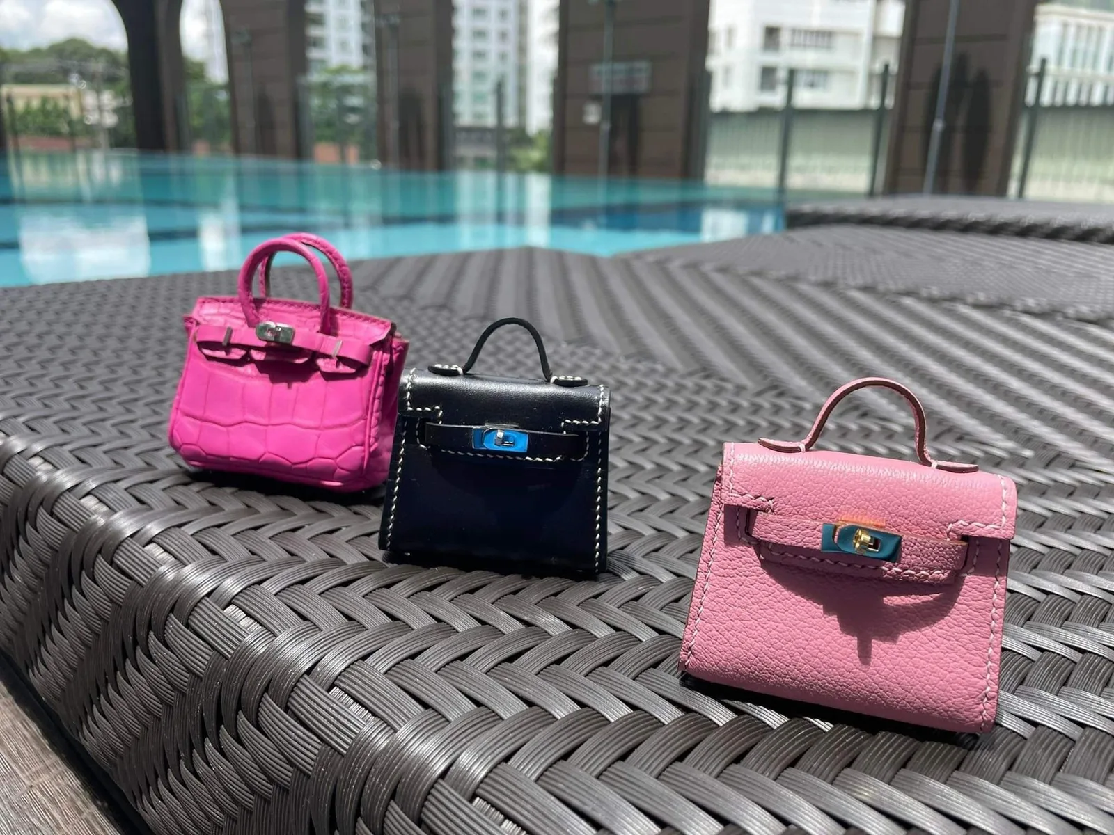 Ảnh Lifestyle Charm đeo túi dáng túi mini da cá sấu và da bò - Koi Leather