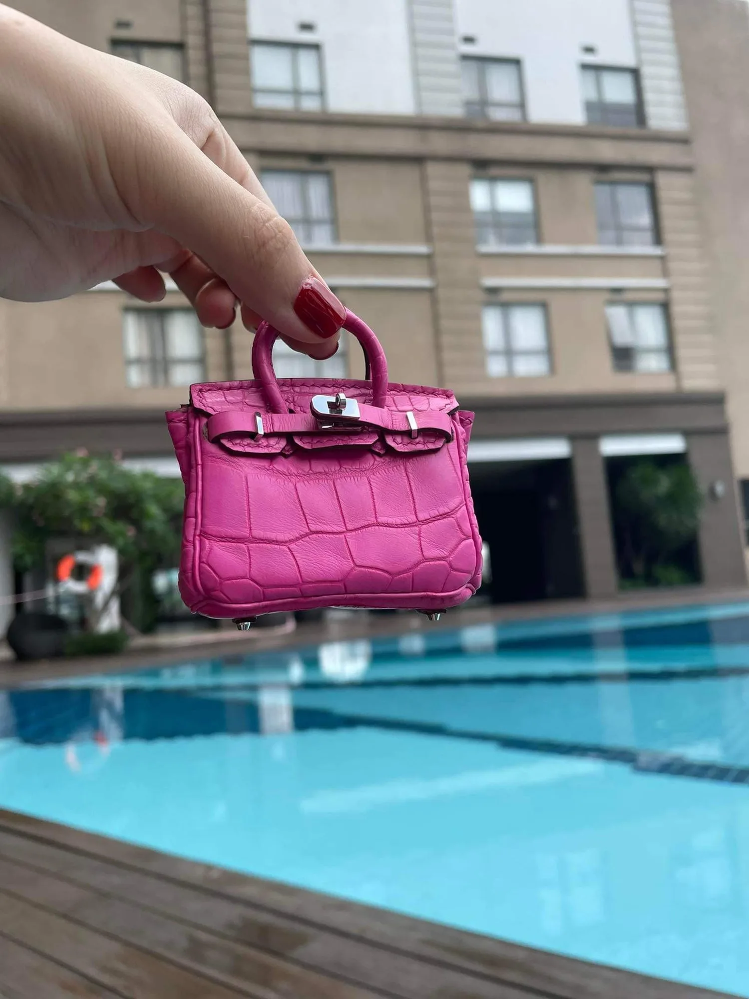 Ảnh Lifestyle Charm đeo túi dáng túi mini da cá sấu và da bò - Koi Leather