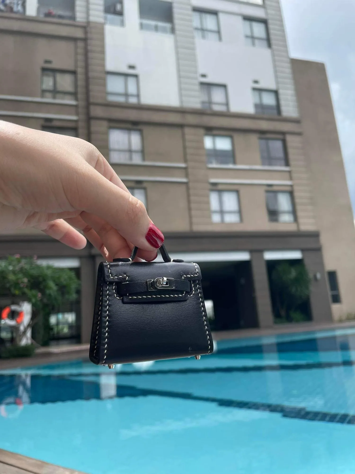 Ảnh Lifestyle Charm đeo túi dáng túi mini da cá sấu và da bò - Koi Leather