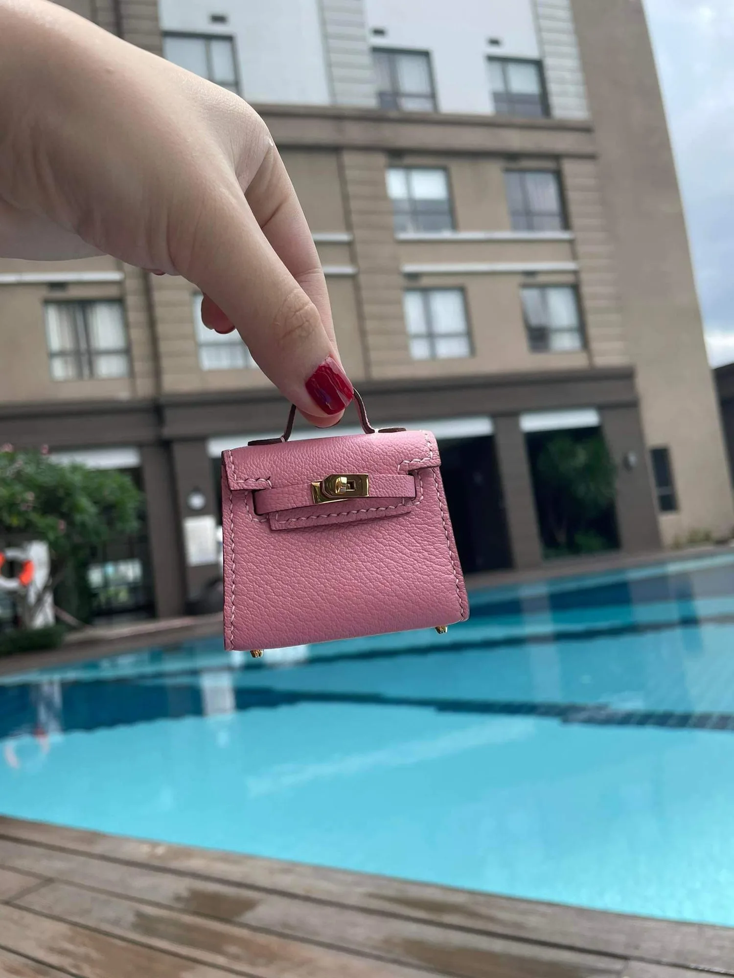 Ảnh Lifestyle Charm đeo túi dáng túi mini da cá sấu và da bò - Koi Leather