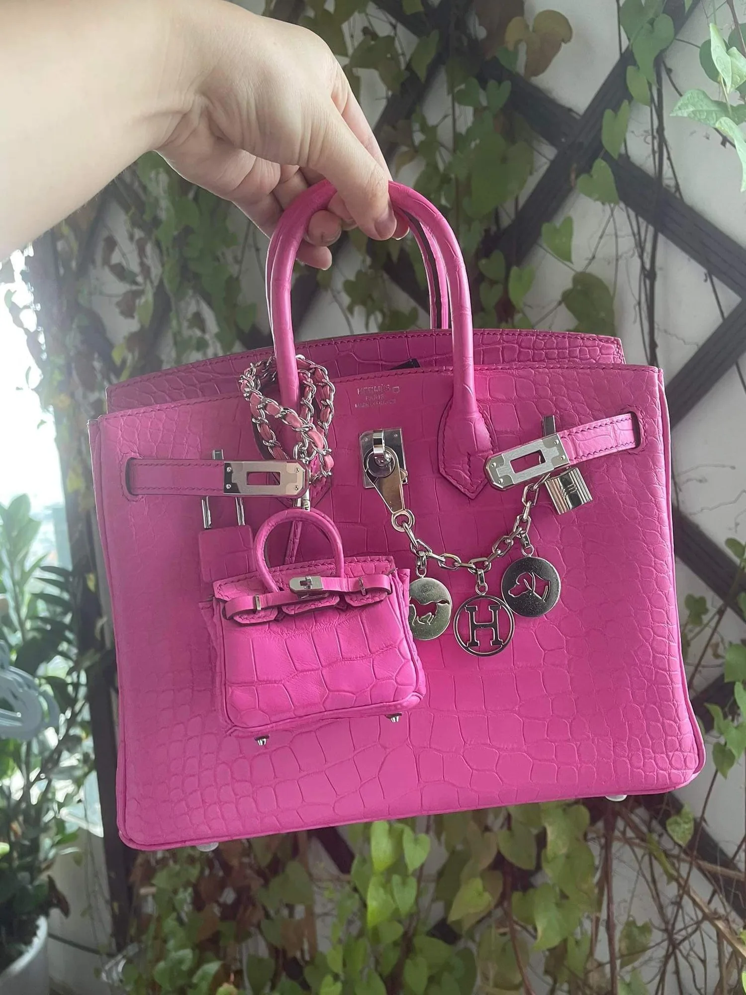 Ảnh Lifestyle Charm đeo túi dáng túi mini da cá sấu và da bò - Koi Leather